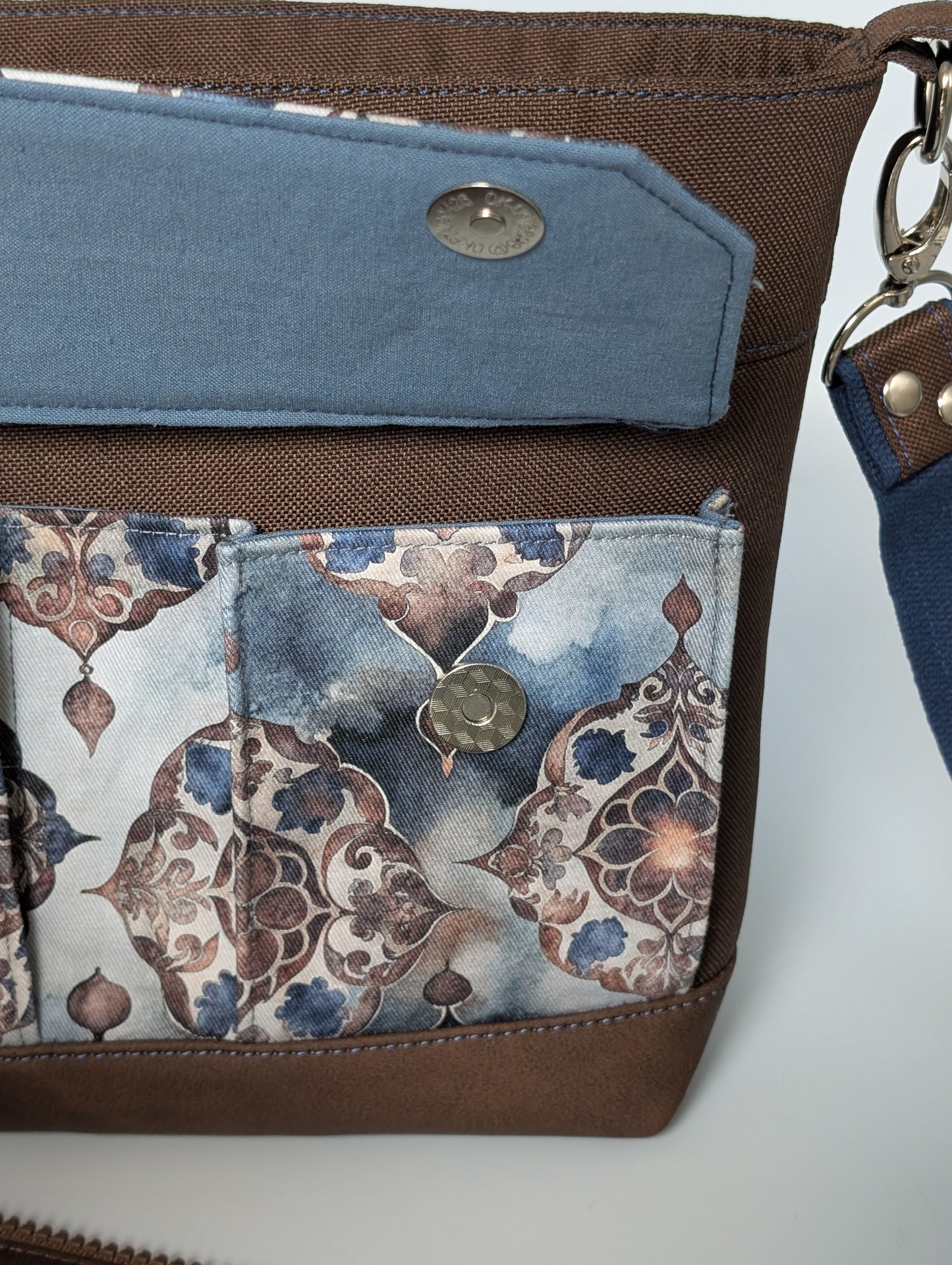 Handtasche "Ornament blau" mit Wechselklappe