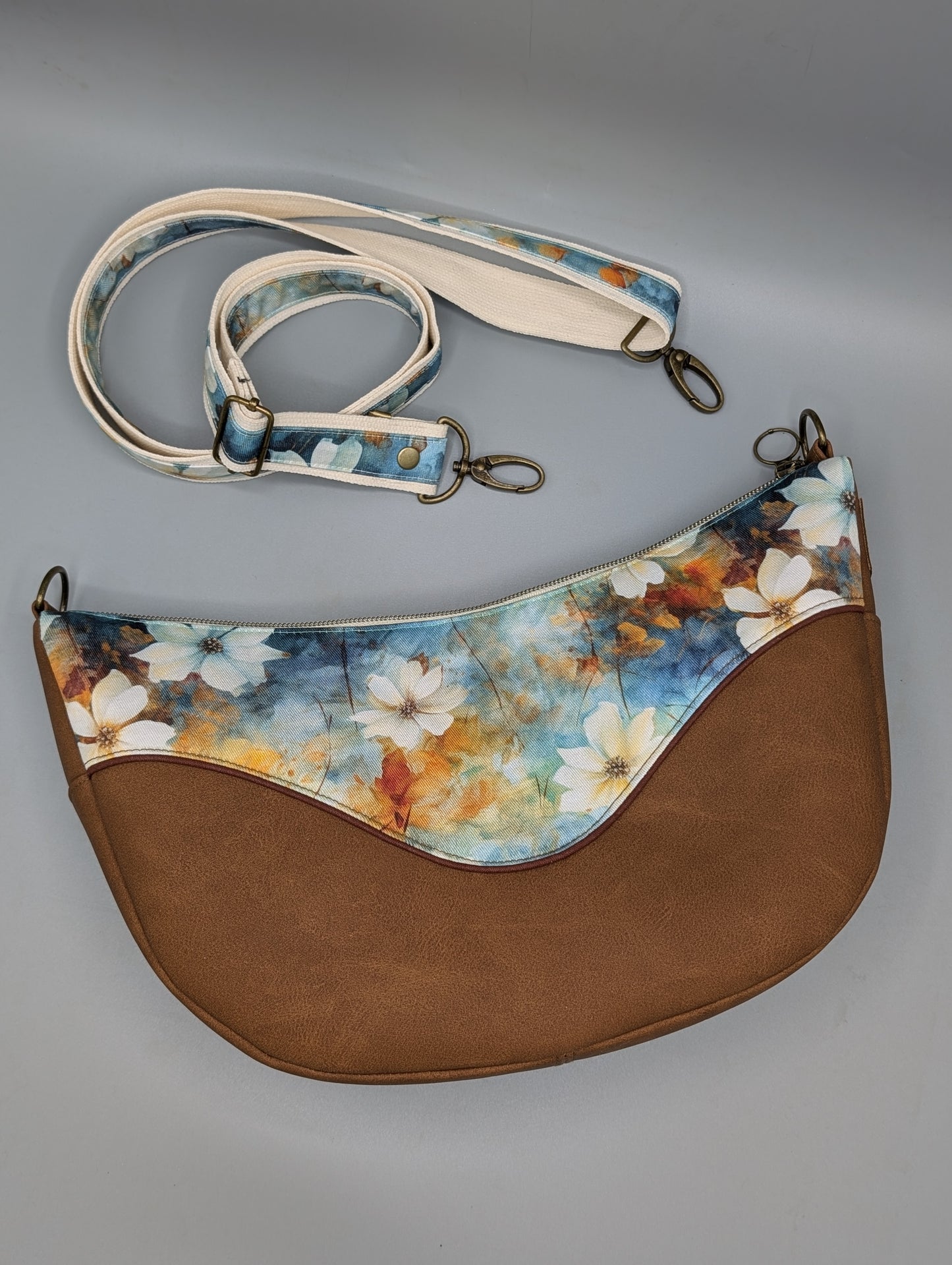 Handgemachte Half-Moon Bag „Blütenzauber“ – Schultertasche aus Canvas & Kunstleder | Verstellbarer Gurt