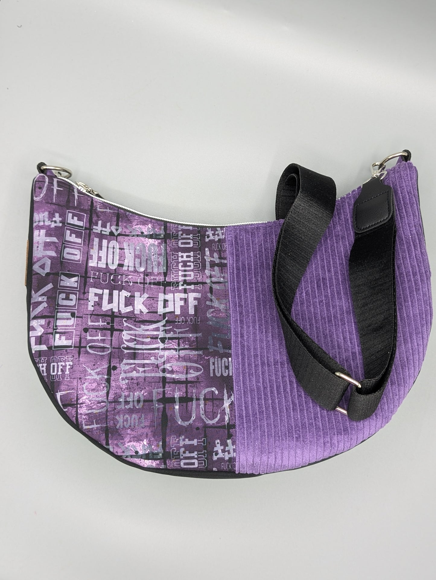 Half-Moon Bag - Lila Statement-Tasche mit Charakter -„Edge & Cord“