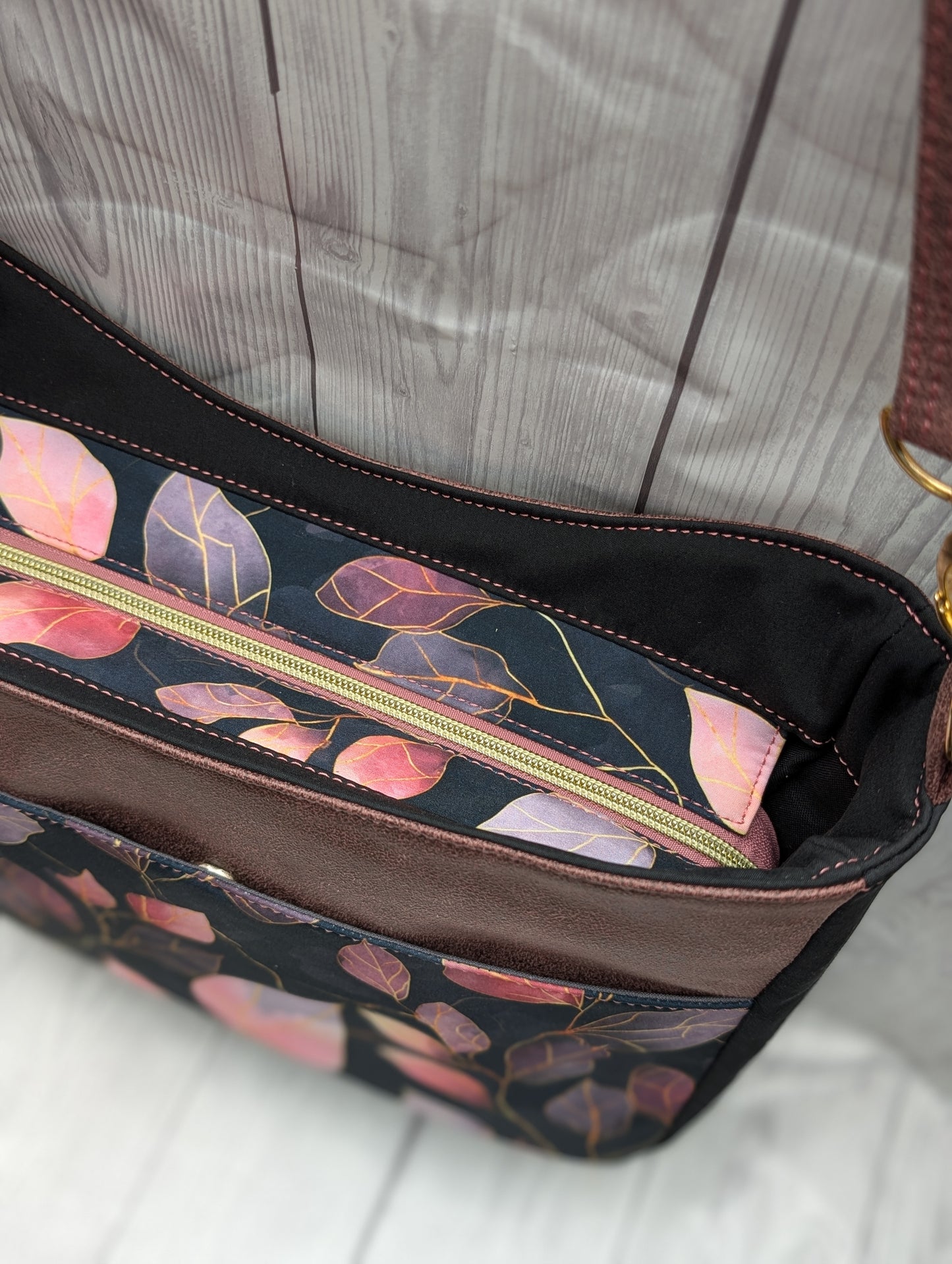 Schultertasche „Rosé Leaves“ – Stilvoll, praktisch & einzigartig