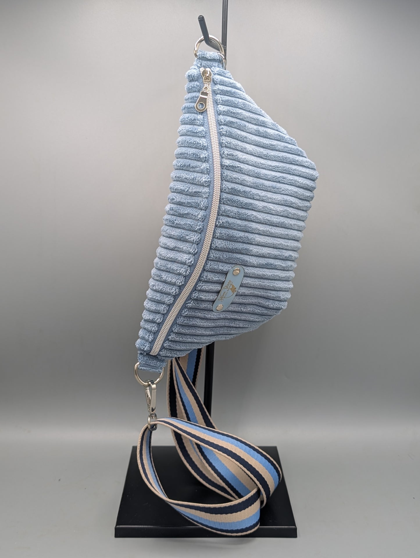 Handgemachte Bauchtasche aus flauschigem Breitcord – Blau