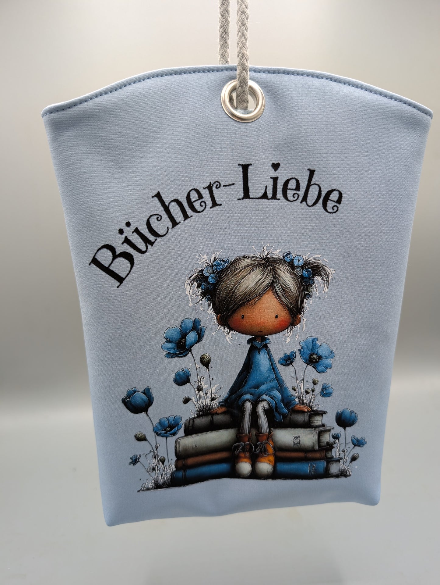 Handgefertigte Büchertasche „Bücher-Liebe Mädchen in Blau“ aus Softshell – Buchhülle mit Baumwollfutter & Kordelverschluss