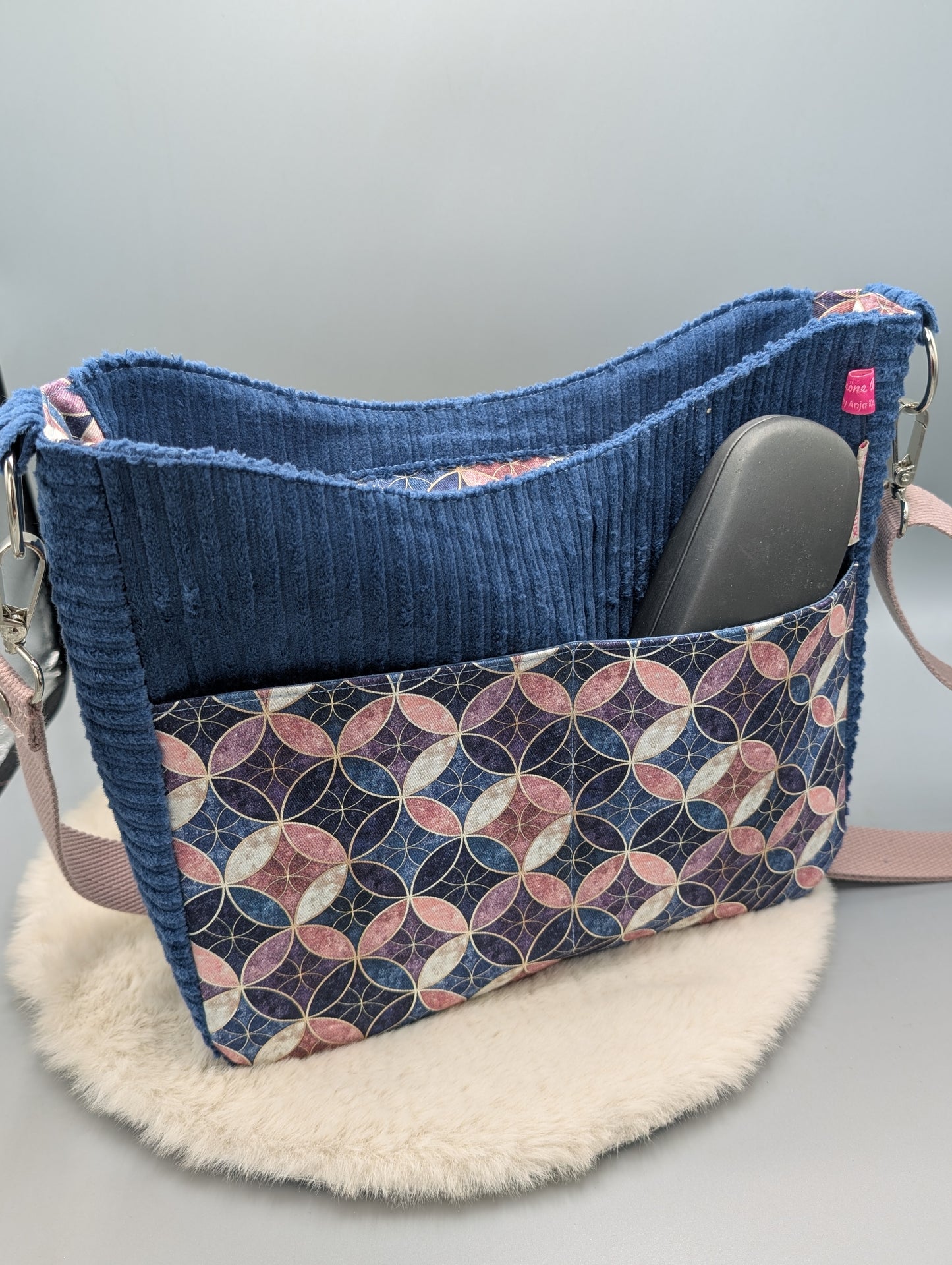 "Pastell-Geometrics" – Umhängetasche aus Cord in Rauchblau mit Mosaik-Muster