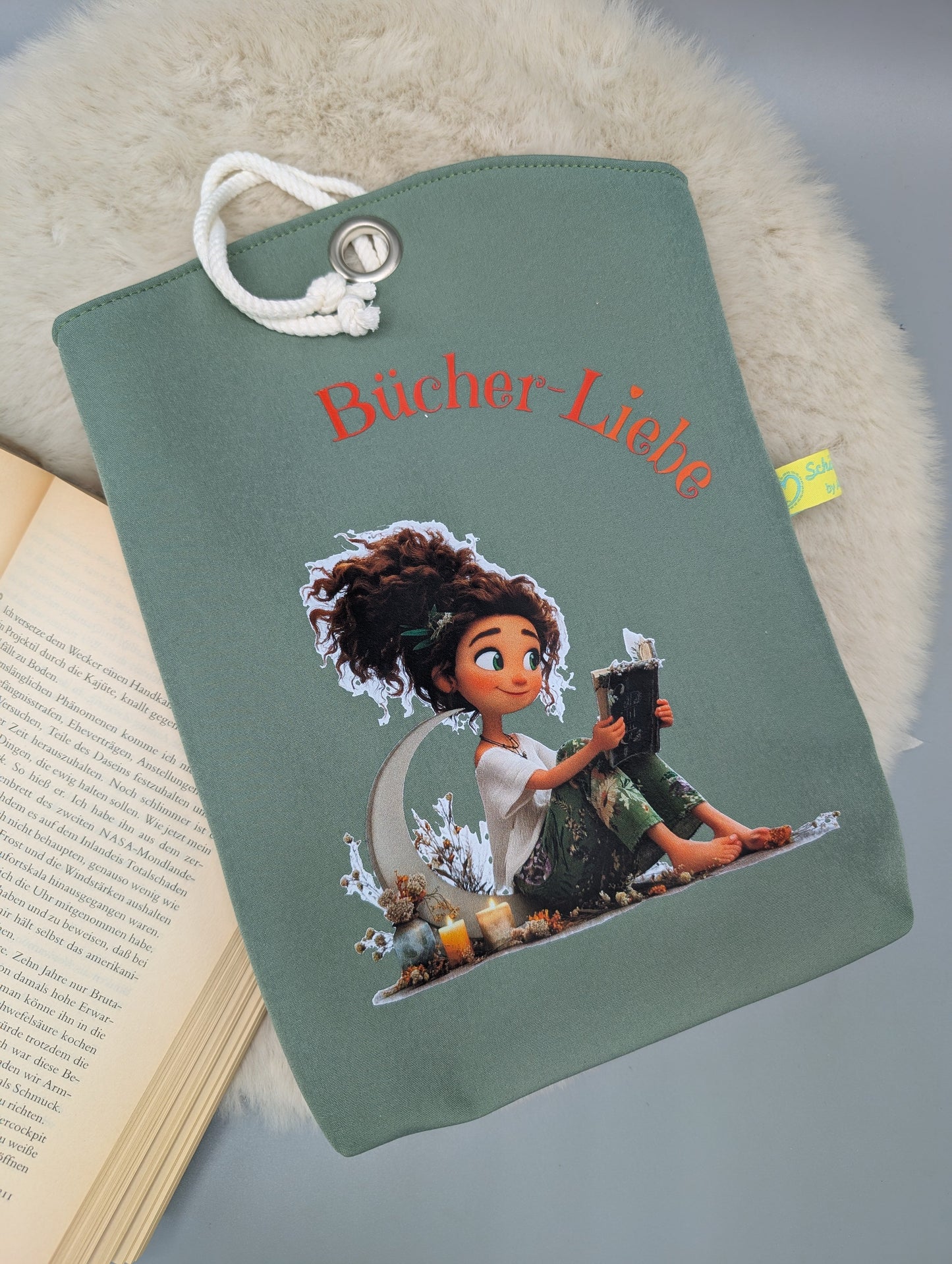 Handgefertigte Büchertasche „Bücher-Liebe“ aus Softshell – Buchhülle mit Baumwollfutter & Kordelverschluss