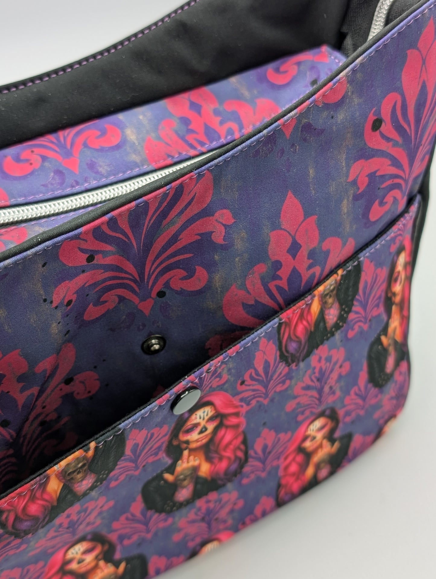Sugar Skull Schultertasche – Pink & Purple Gothic Style