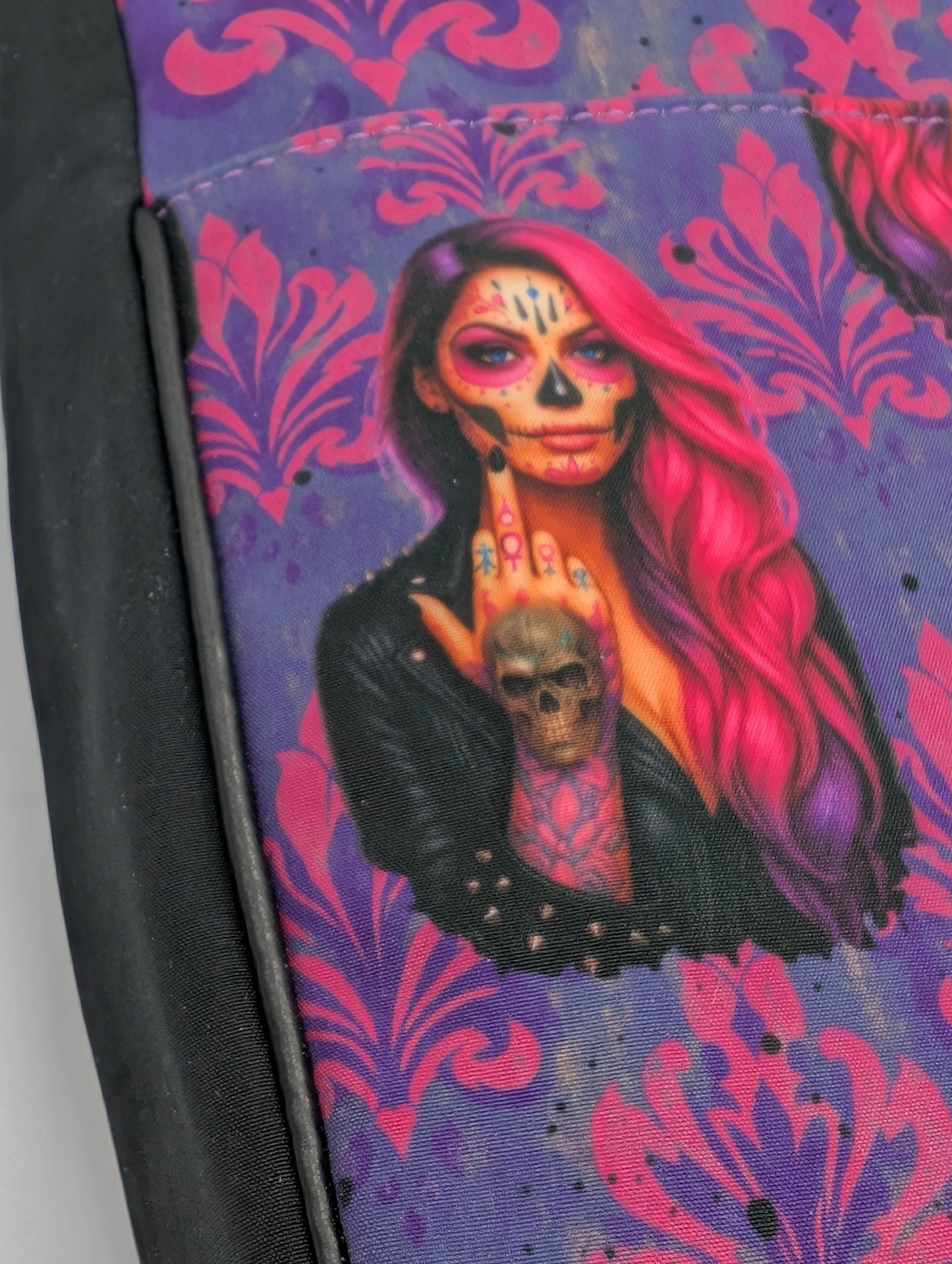 Sugar Skull Schultertasche – Pink & Purple Gothic Style