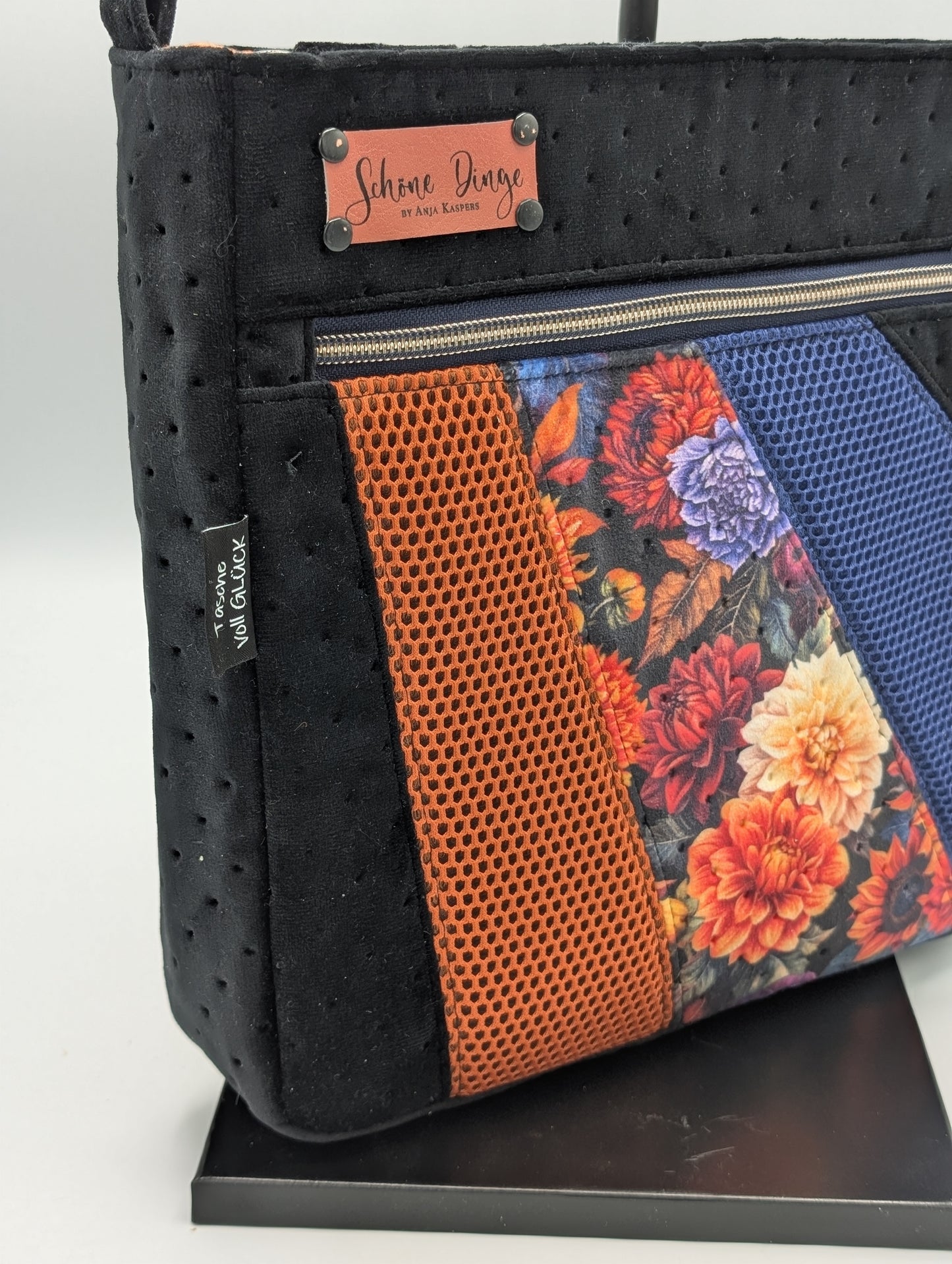 City-Bag Clara – Handgenähte Umhängetasche aus Samtstepper | Unikat mit Blumenmuster