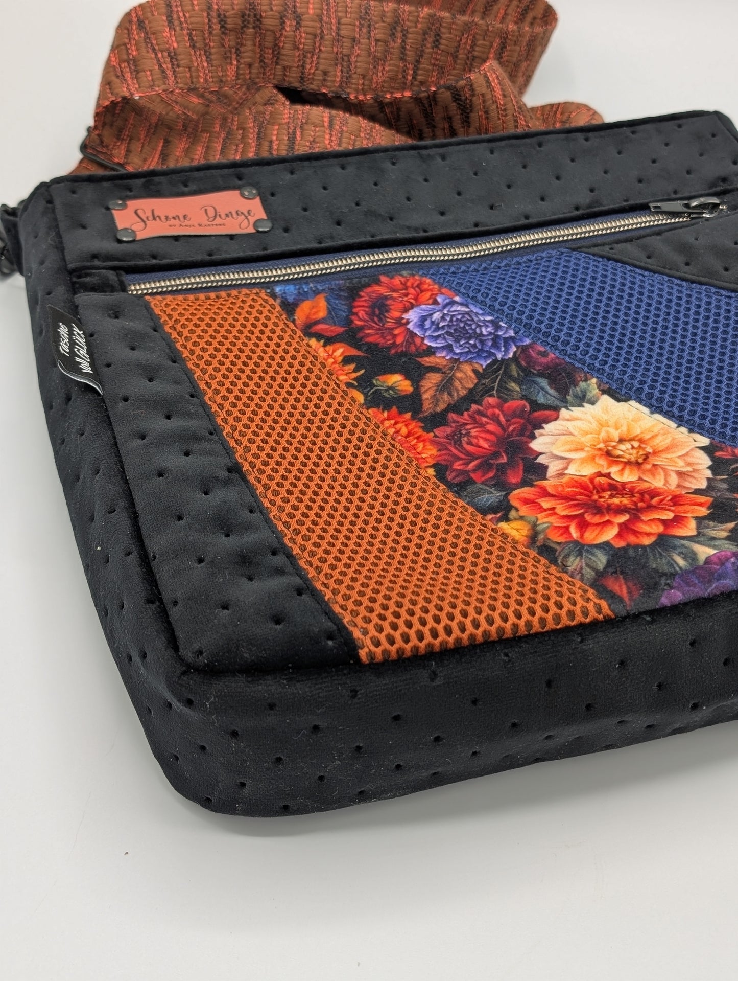 City-Bag Clara – Handgenähte Umhängetasche aus Samtstepper | Unikat mit Blumenmuster