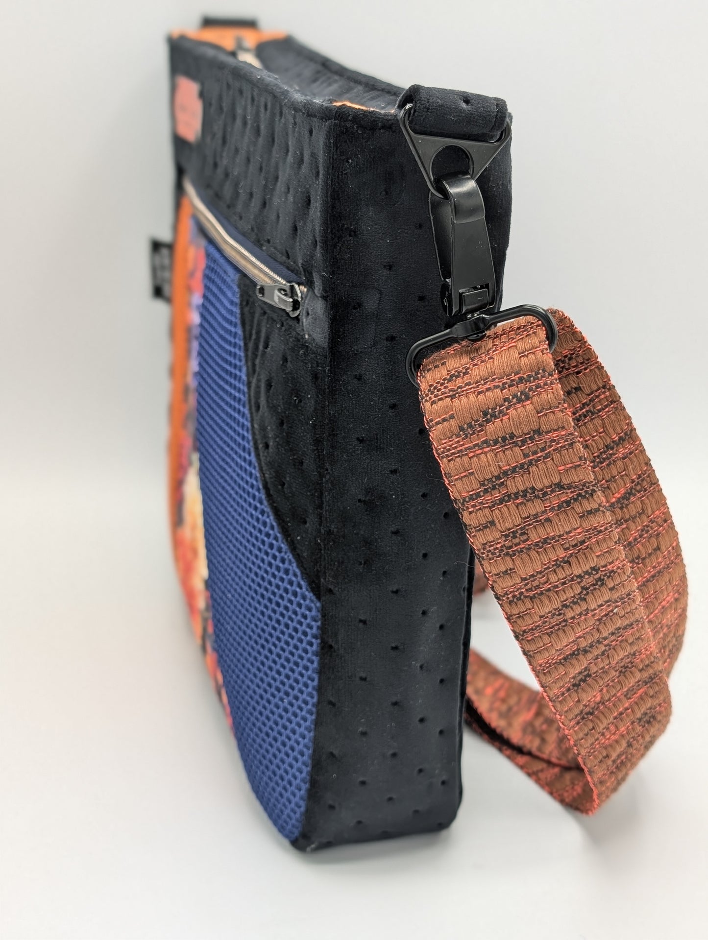 City-Bag Clara – Handgenähte Umhängetasche aus Samtstepper | Unikat mit Blumenmuster