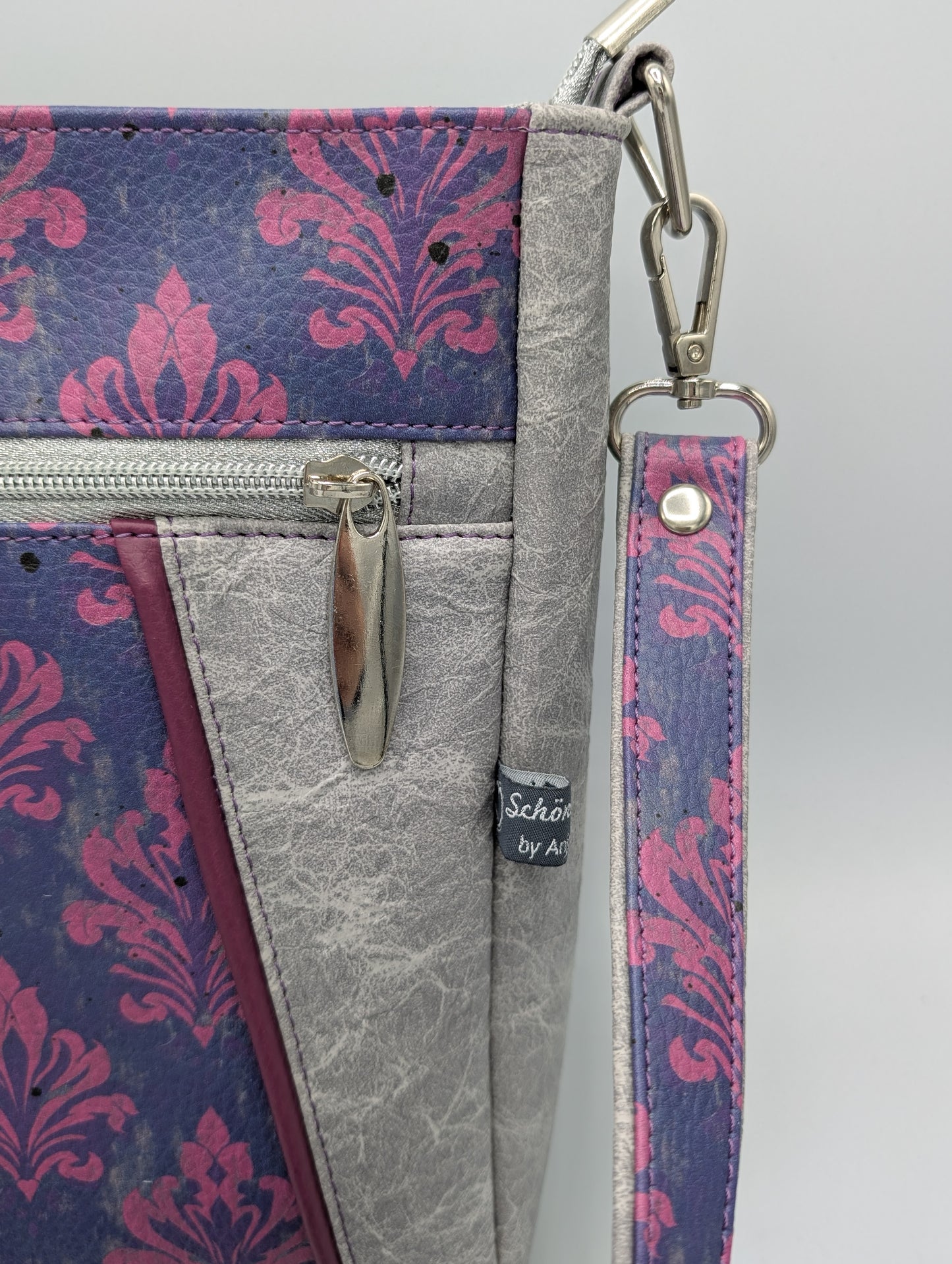 Handgefertigte Umhängetasche im Vintage-Damast-Design – Crossbody Bag mit Reißverschlussfächern & verstellbarem Gurt