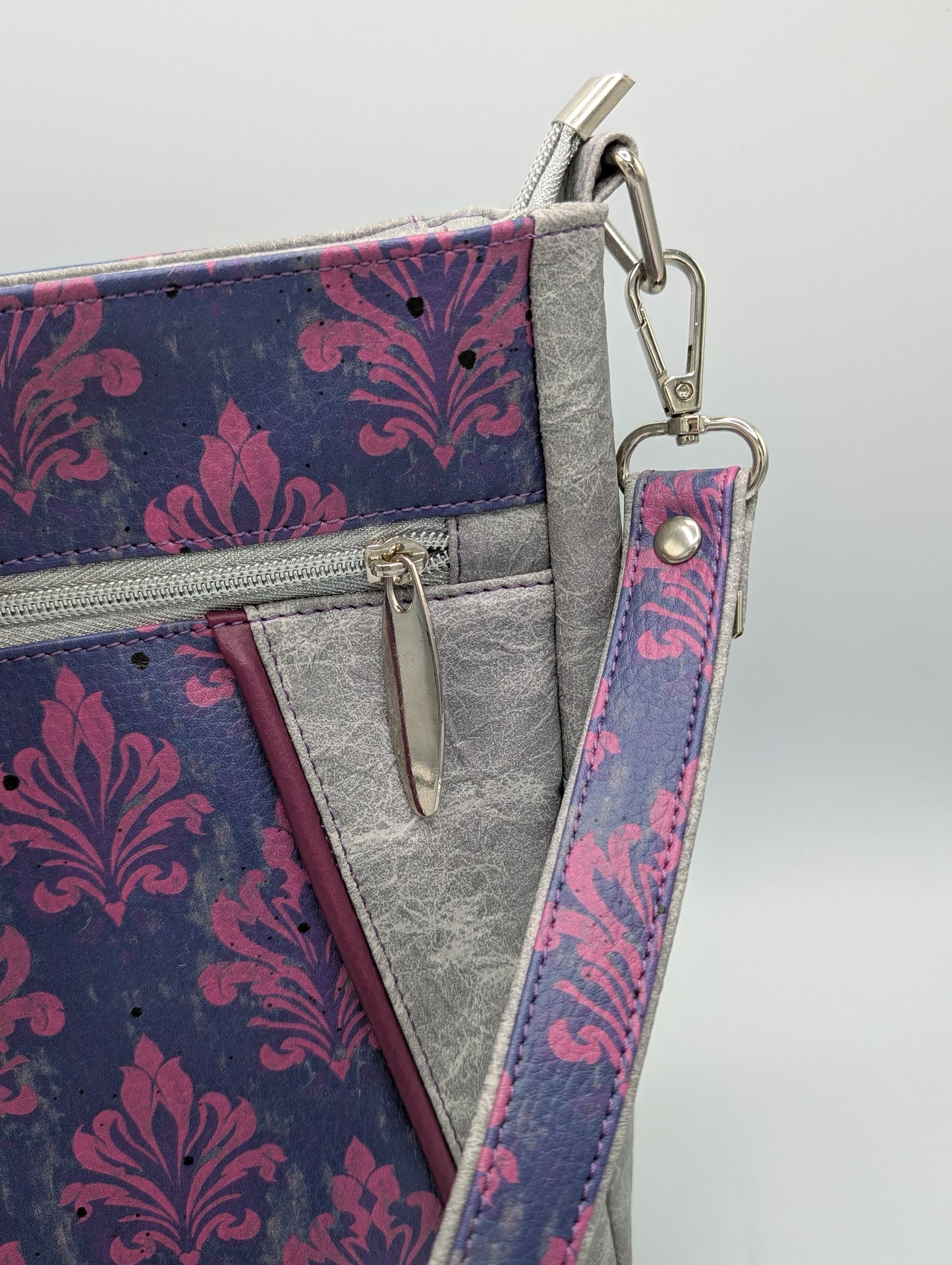 Handgefertigte Umhängetasche im Vintage-Damast-Design – Crossbody Bag mit Reißverschlussfächern & verstellbarem Gurt