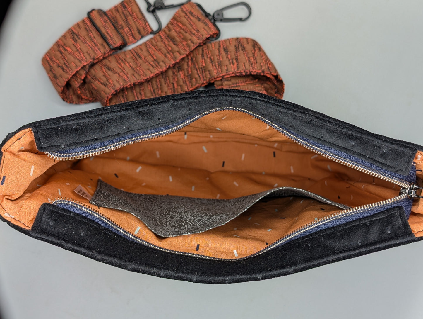 City-Bag Clara – Handgenähte Umhängetasche aus Samtstepper | Unikat mit Blumenmuster