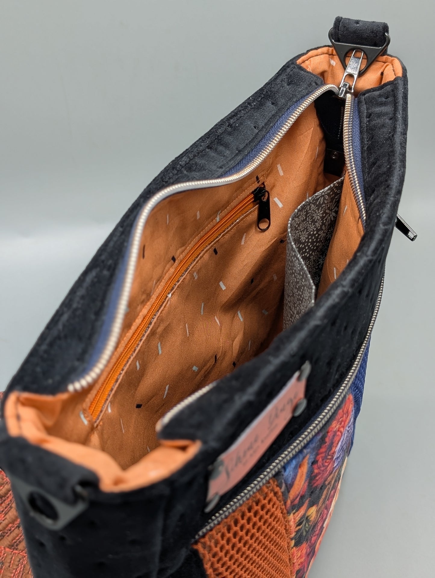 City-Bag Clara – Handgenähte Umhängetasche aus Samtstepper | Unikat mit Blumenmuster