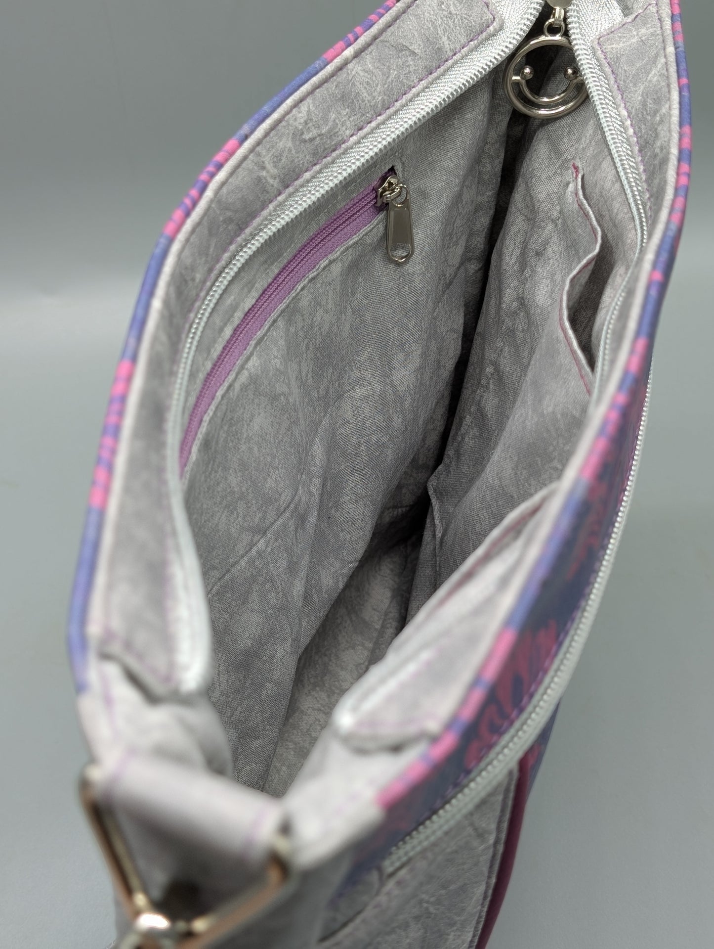 Handgefertigte Umhängetasche im Vintage-Damast-Design – Crossbody Bag mit Reißverschlussfächern & verstellbarem Gurt