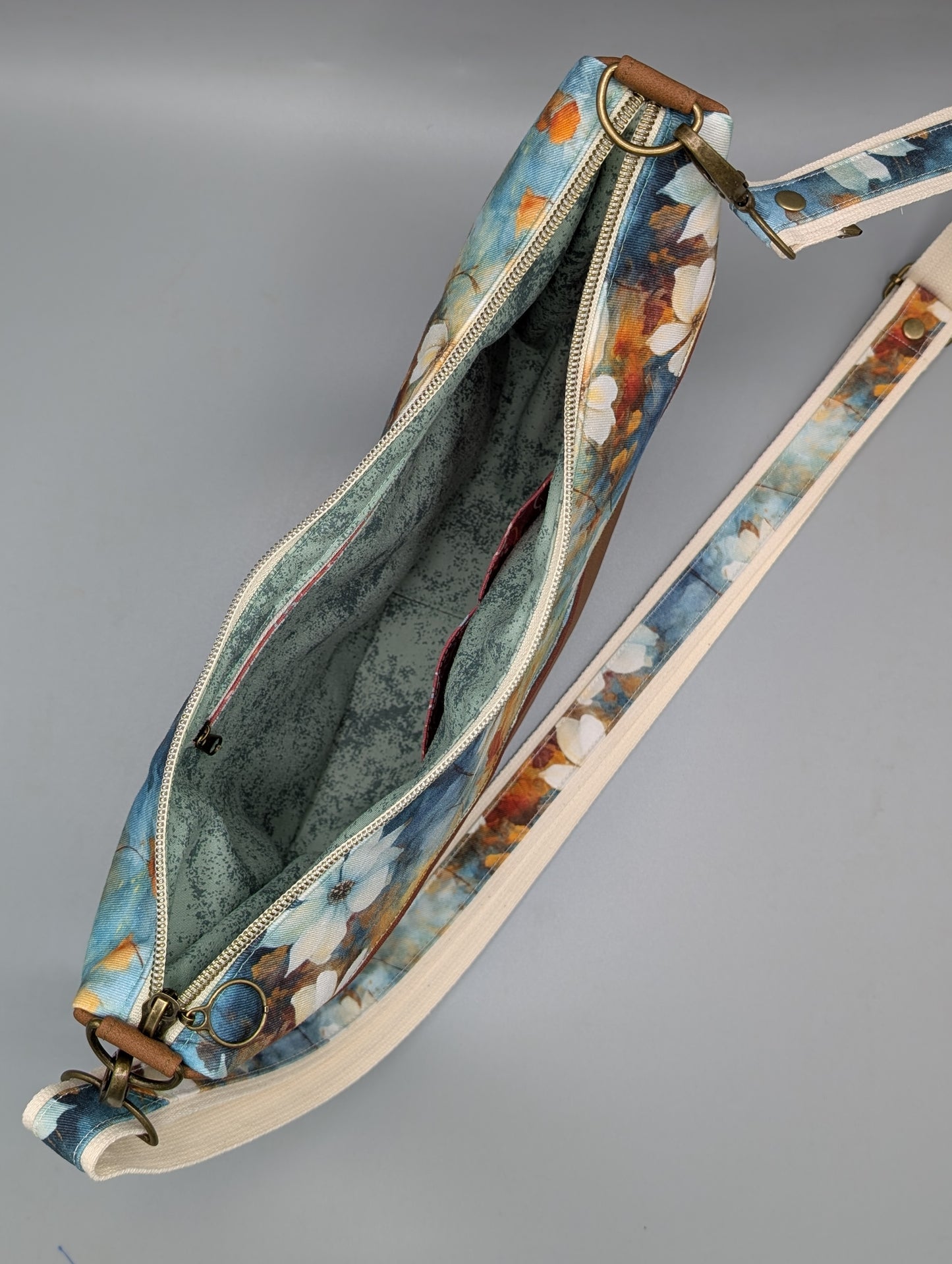 Handgemachte Half-Moon Bag „Blütenzauber“ – Schultertasche aus Canvas & Kunstleder | Verstellbarer Gurt
