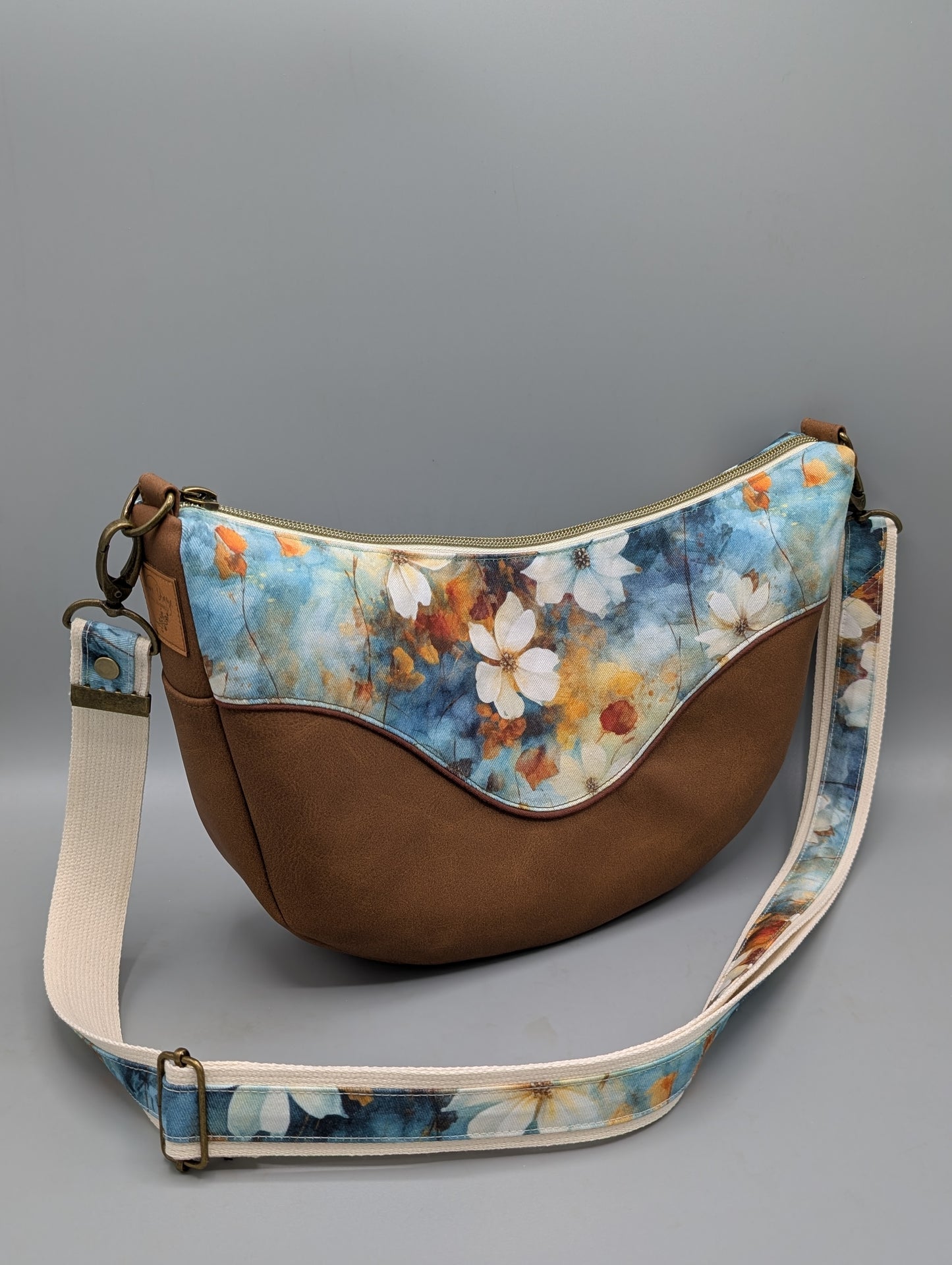 Handgemachte Half-Moon Bag „Blütenzauber“ – Schultertasche aus Canvas & Kunstleder | Verstellbarer Gurt