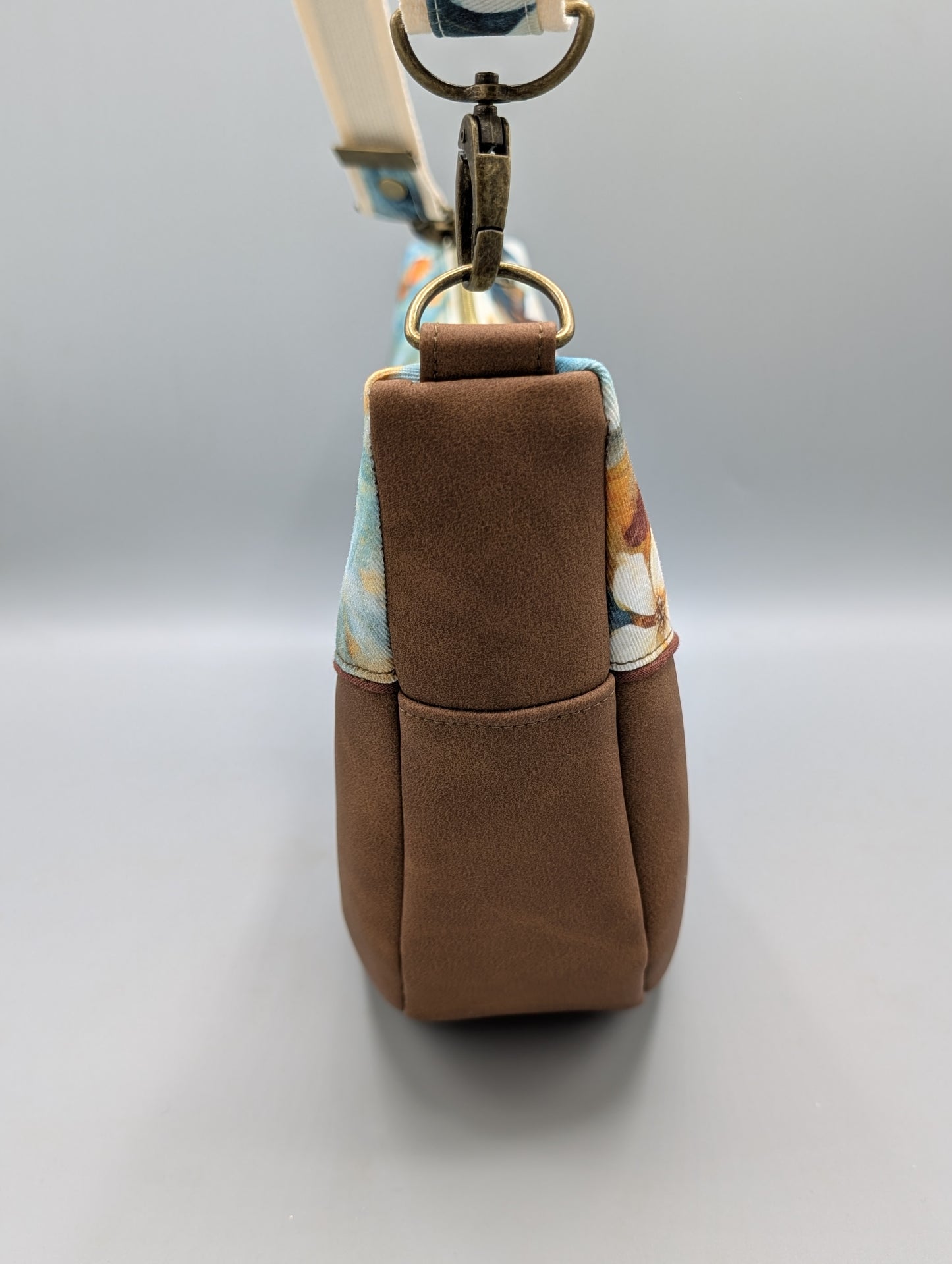Handgemachte Half-Moon Bag „Blütenzauber“ – Schultertasche aus Canvas & Kunstleder | Verstellbarer Gurt
