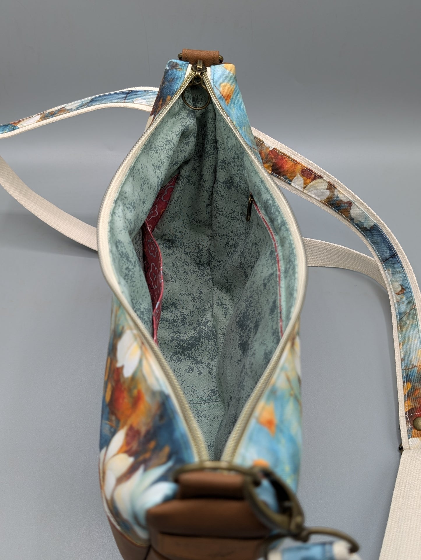 Handgemachte Half-Moon Bag „Blütenzauber“ – Schultertasche aus Canvas & Kunstleder | Verstellbarer Gurt
