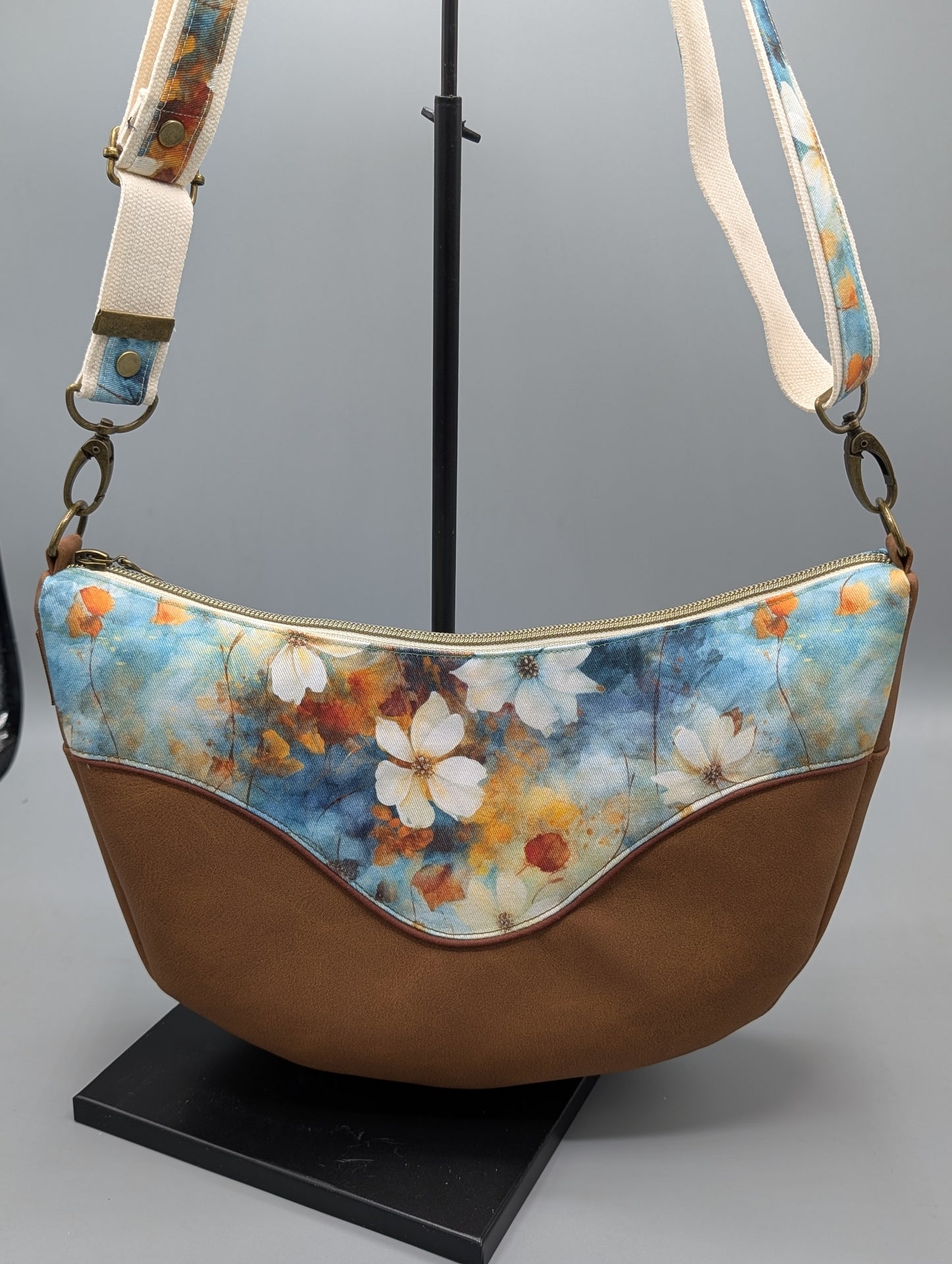 Handgemachte Half-Moon Bag „Blütenzauber“ – Schultertasche aus Canvas & Kunstleder | Verstellbarer Gurt