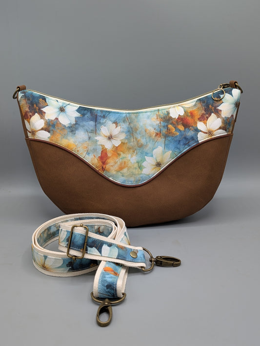 Handgemachte Half-Moon Bag „Blütenzauber“ – Schultertasche aus Canvas & Kunstleder | Verstellbarer Gurt