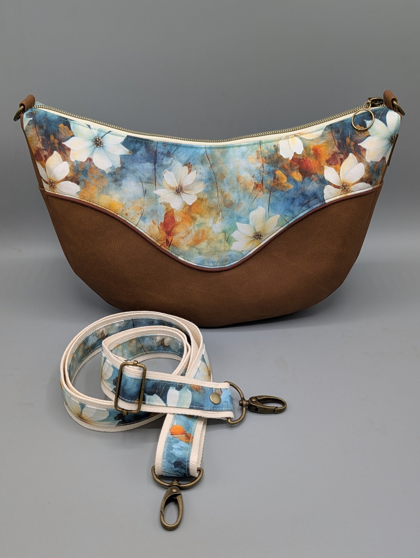 Handgemachte Half-Moon Bag „Blütenzauber“ – Schultertasche aus Canvas & Kunstleder | Verstellbarer Gurt