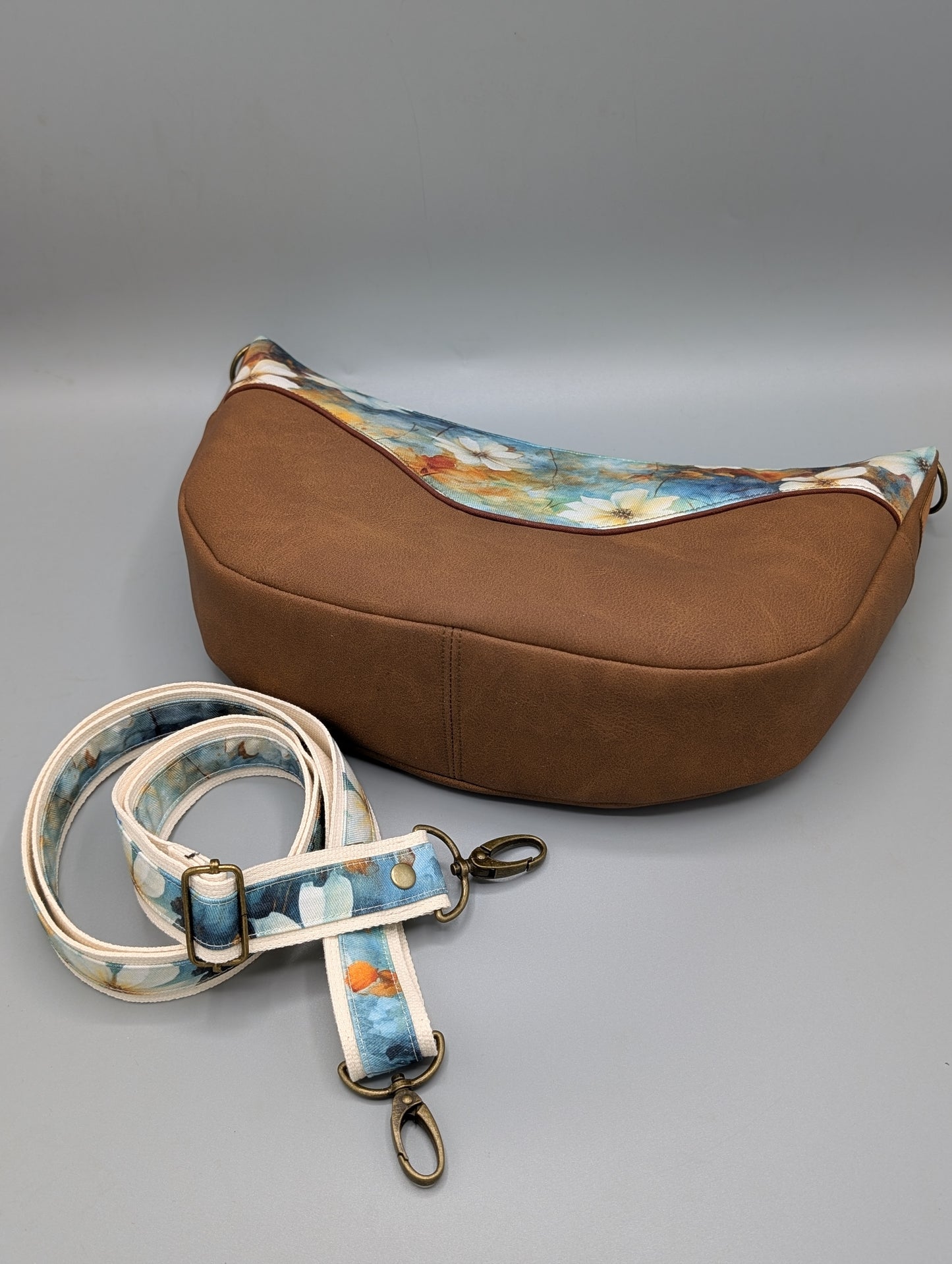Handgemachte Half-Moon Bag „Blütenzauber“ – Schultertasche aus Canvas & Kunstleder | Verstellbarer Gurt