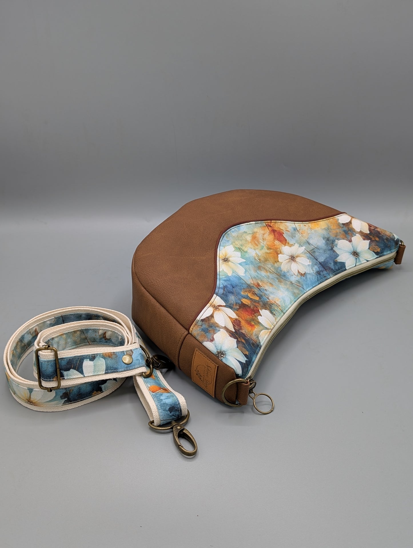 Handgemachte Half-Moon Bag „Blütenzauber“ – Schultertasche aus Canvas & Kunstleder | Verstellbarer Gurt