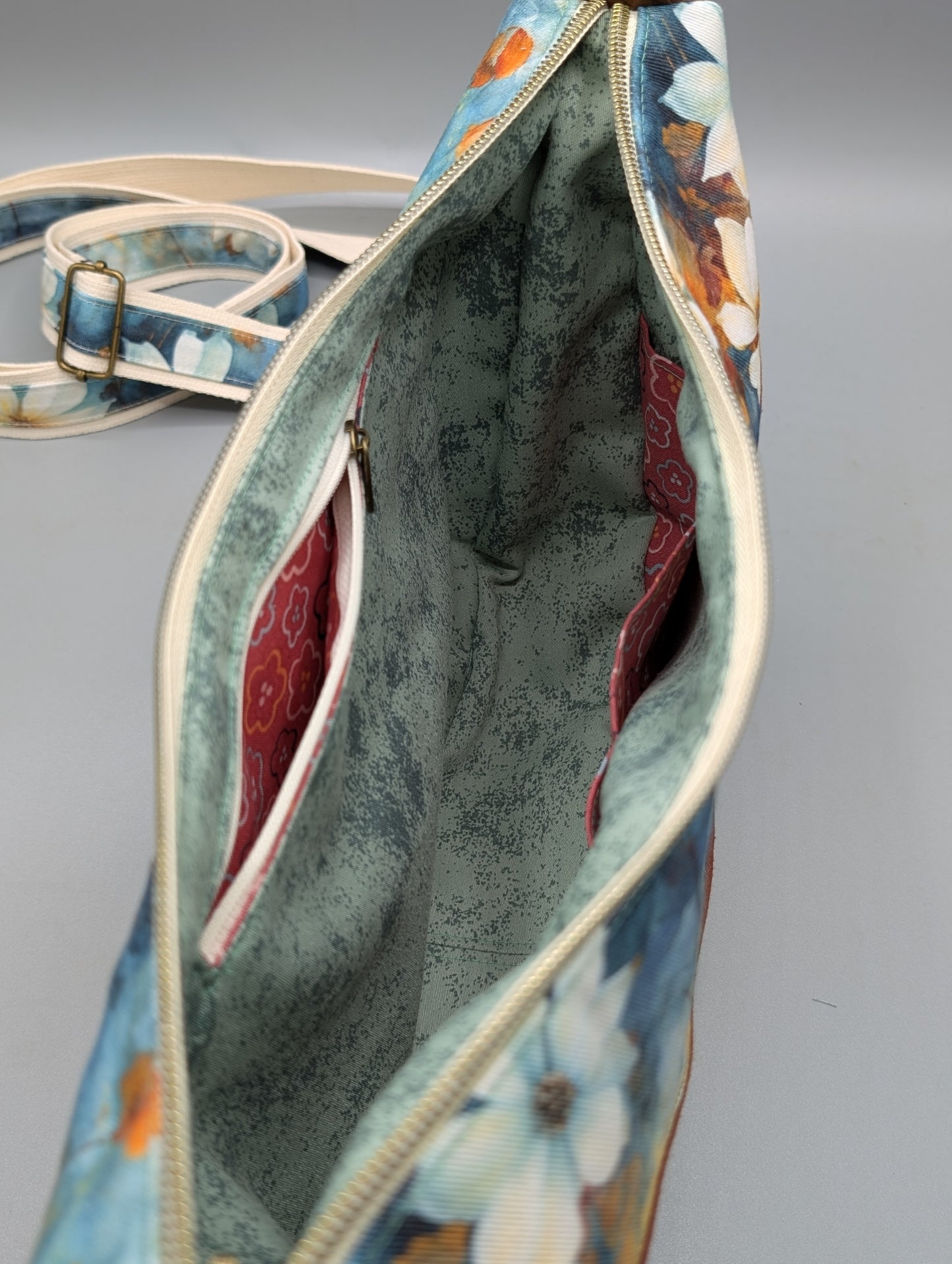 Handgemachte Half-Moon Bag „Blütenzauber“ – Schultertasche aus Canvas & Kunstleder | Verstellbarer Gurt