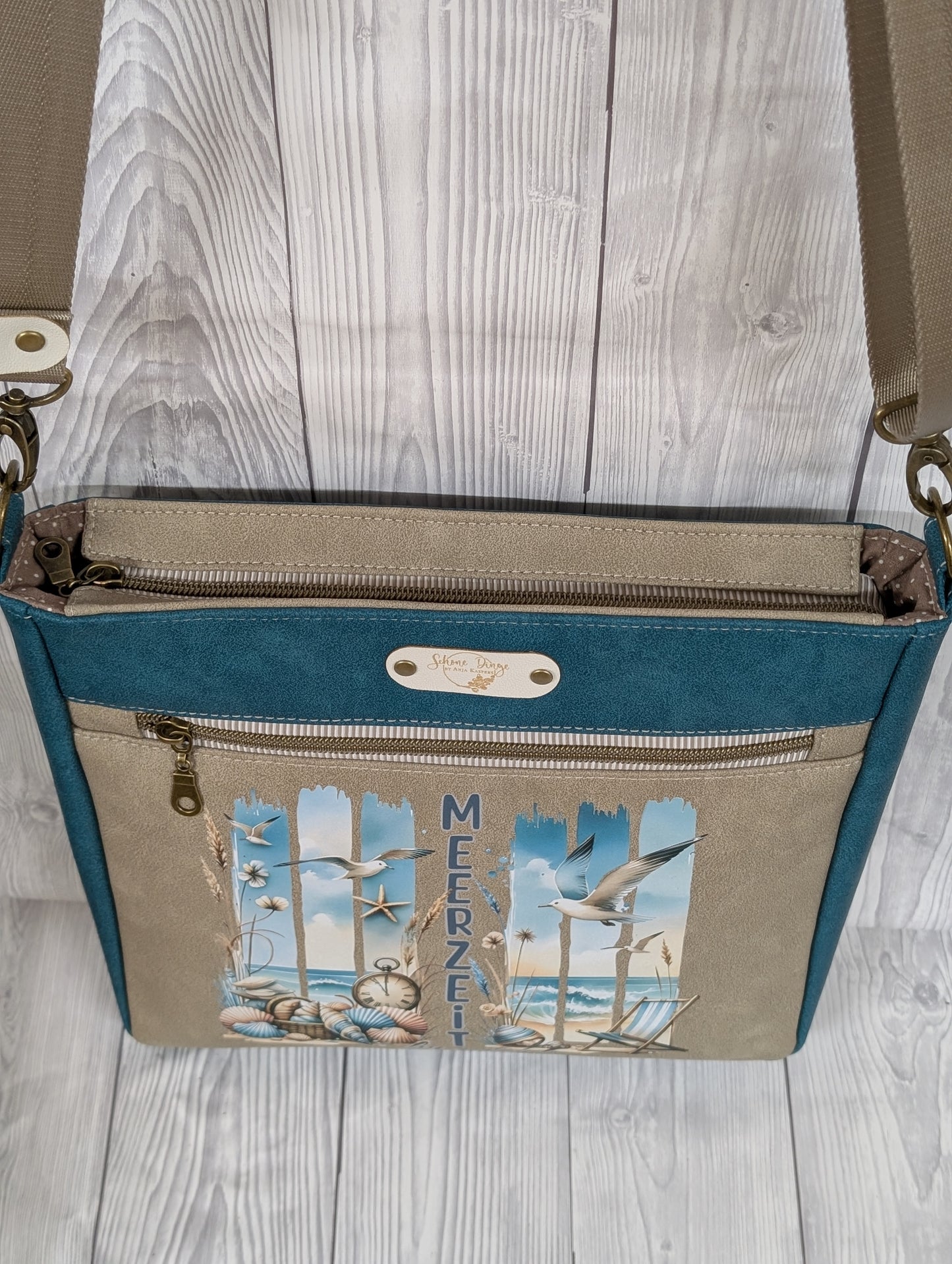 Handgenähte Umhängetasche aus Kunstleder – "Meerzeit für mich!" | Maritime Schultertasche