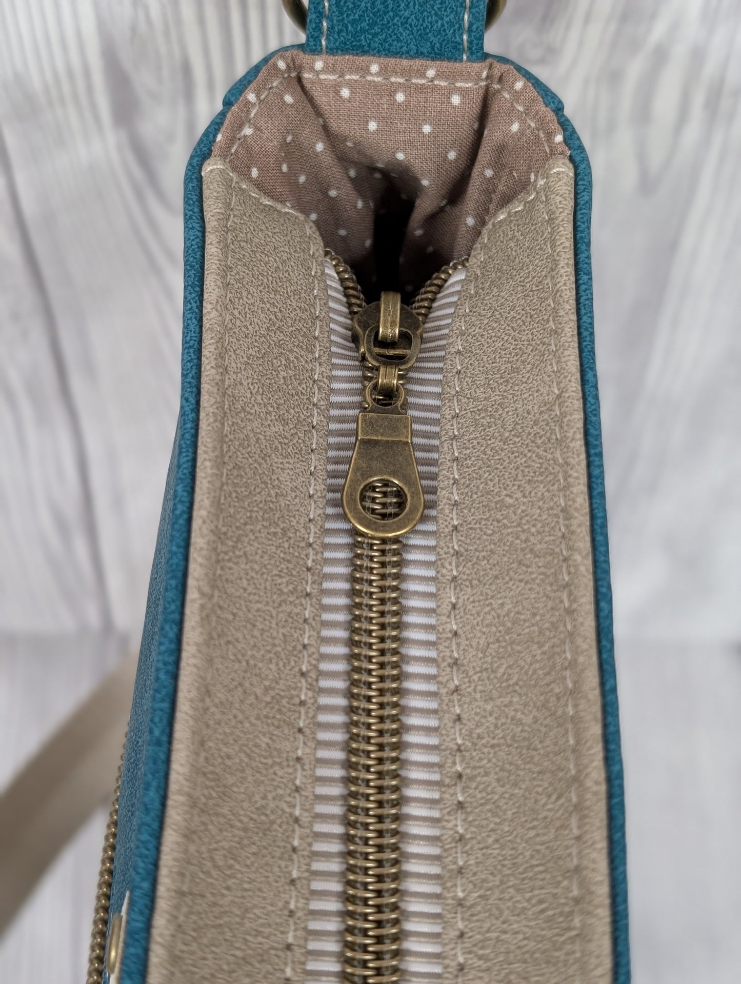 Handgenähte Umhängetasche aus Kunstleder – "Meerzeit für mich!" | Maritime Schultertasche