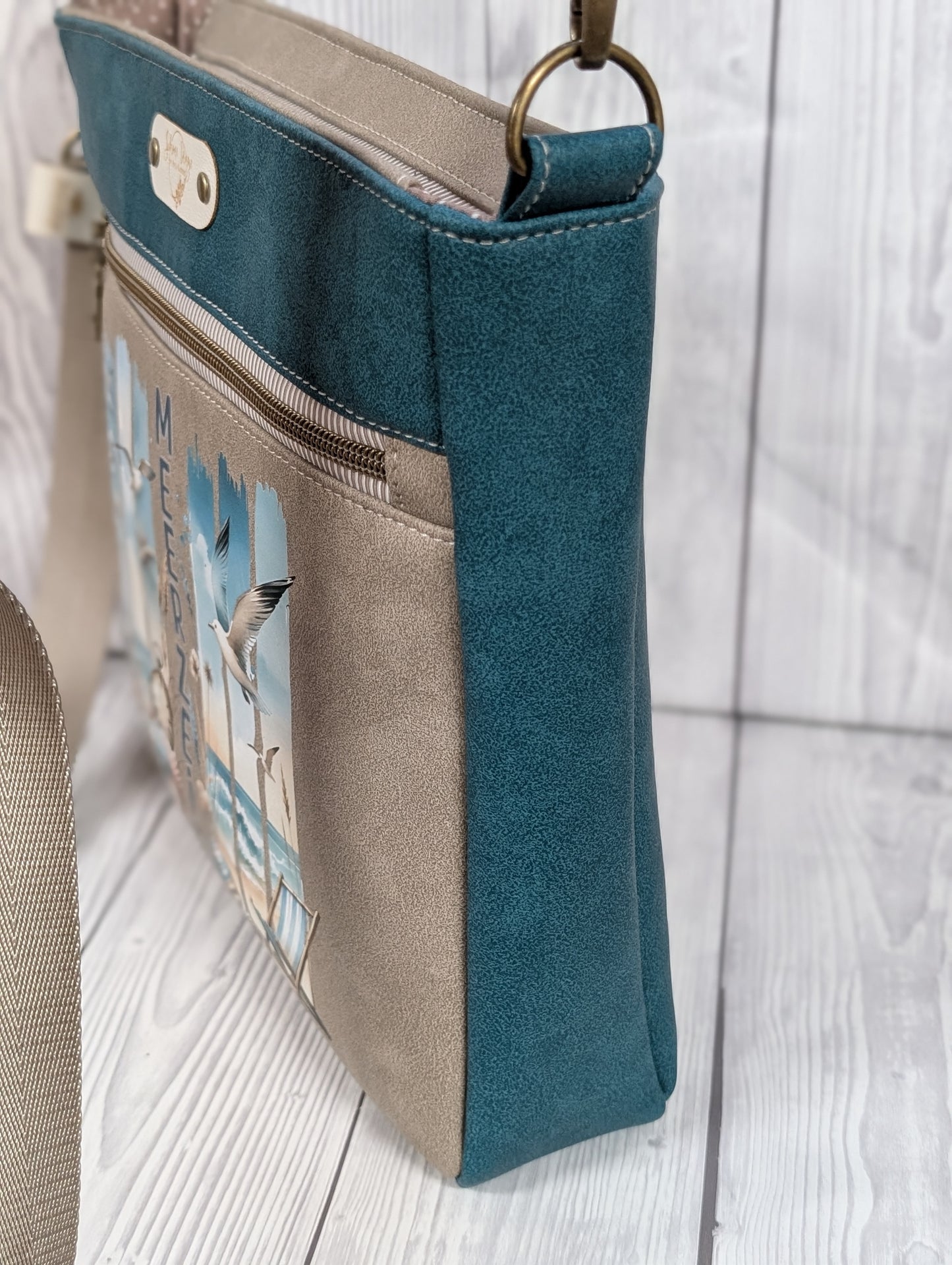 Handgenähte Umhängetasche aus Kunstleder – "Meerzeit für mich!" | Maritime Schultertasche