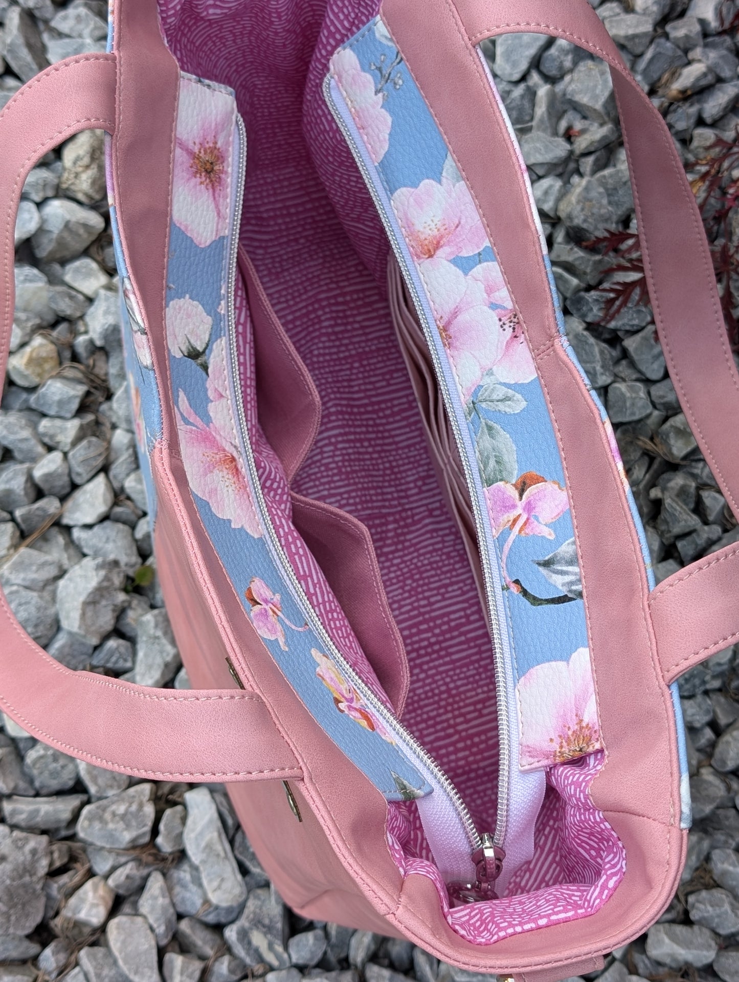 Rosa Tote Bag / Schultertasche mit Blumen-Design – Handmade Look