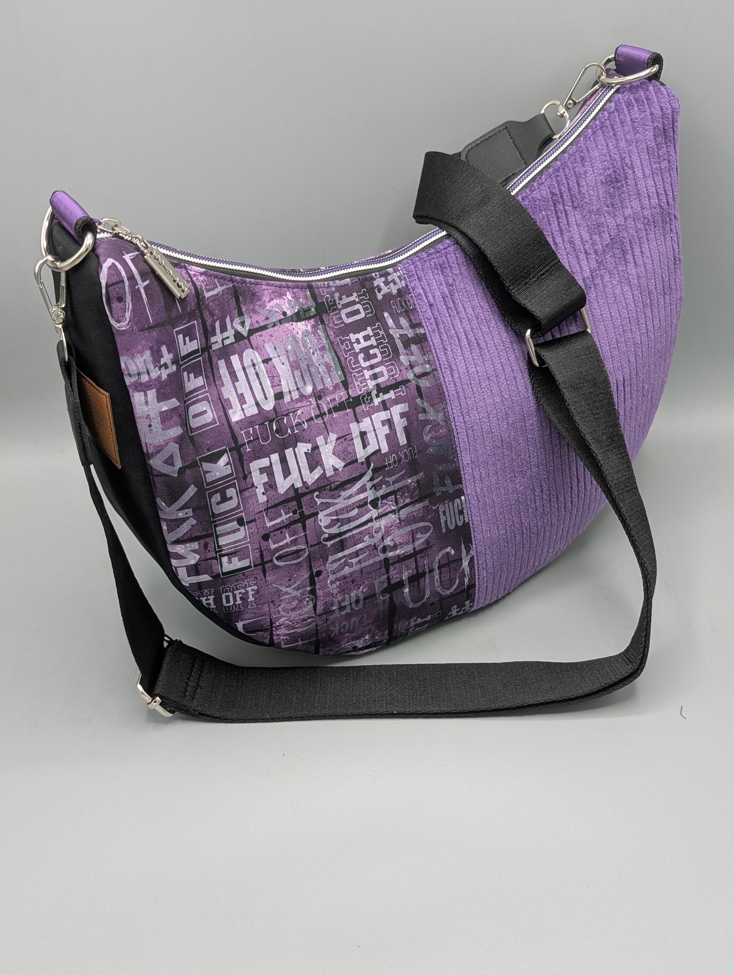 Half-Moon Bag - Lila Statement-Tasche mit Charakter -„Edge & Cord“