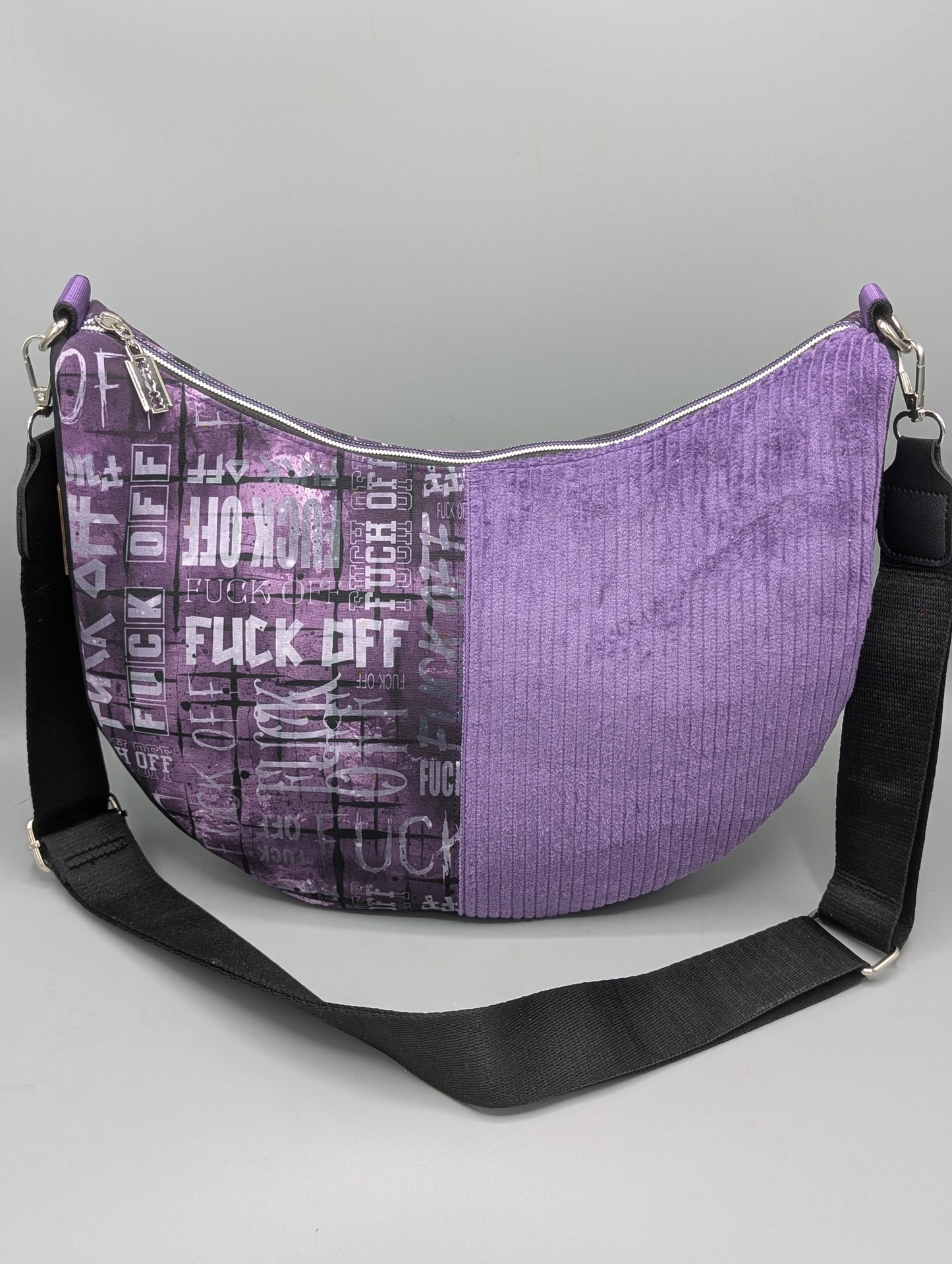 Half-Moon Bag - Lila Statement-Tasche mit Charakter -„Edge & Cord“