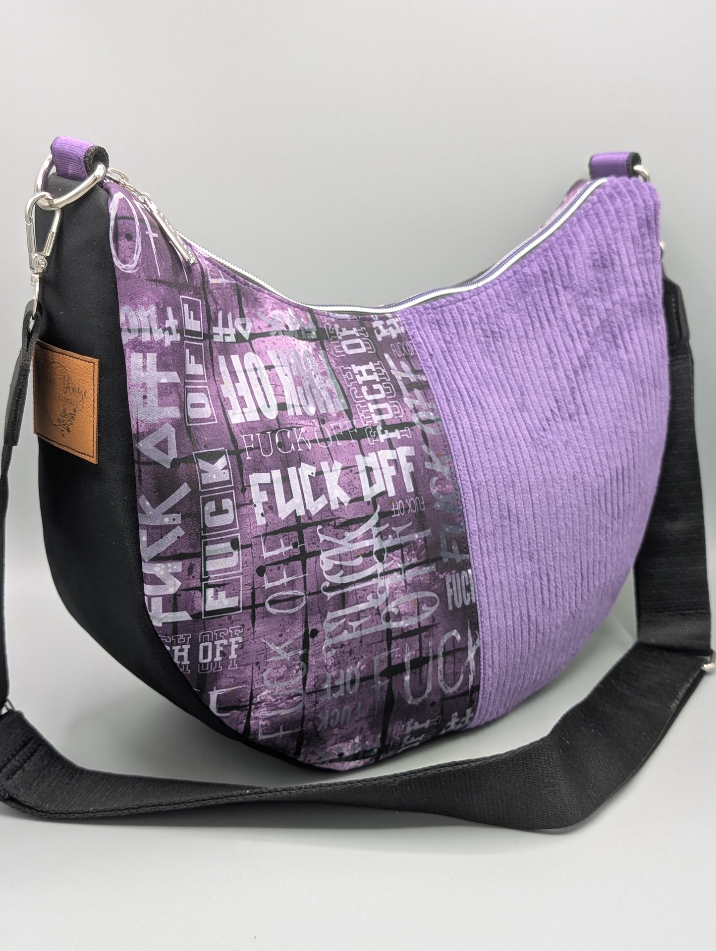 Half-Moon Bag - Lila Statement-Tasche mit Charakter -„Edge & Cord“