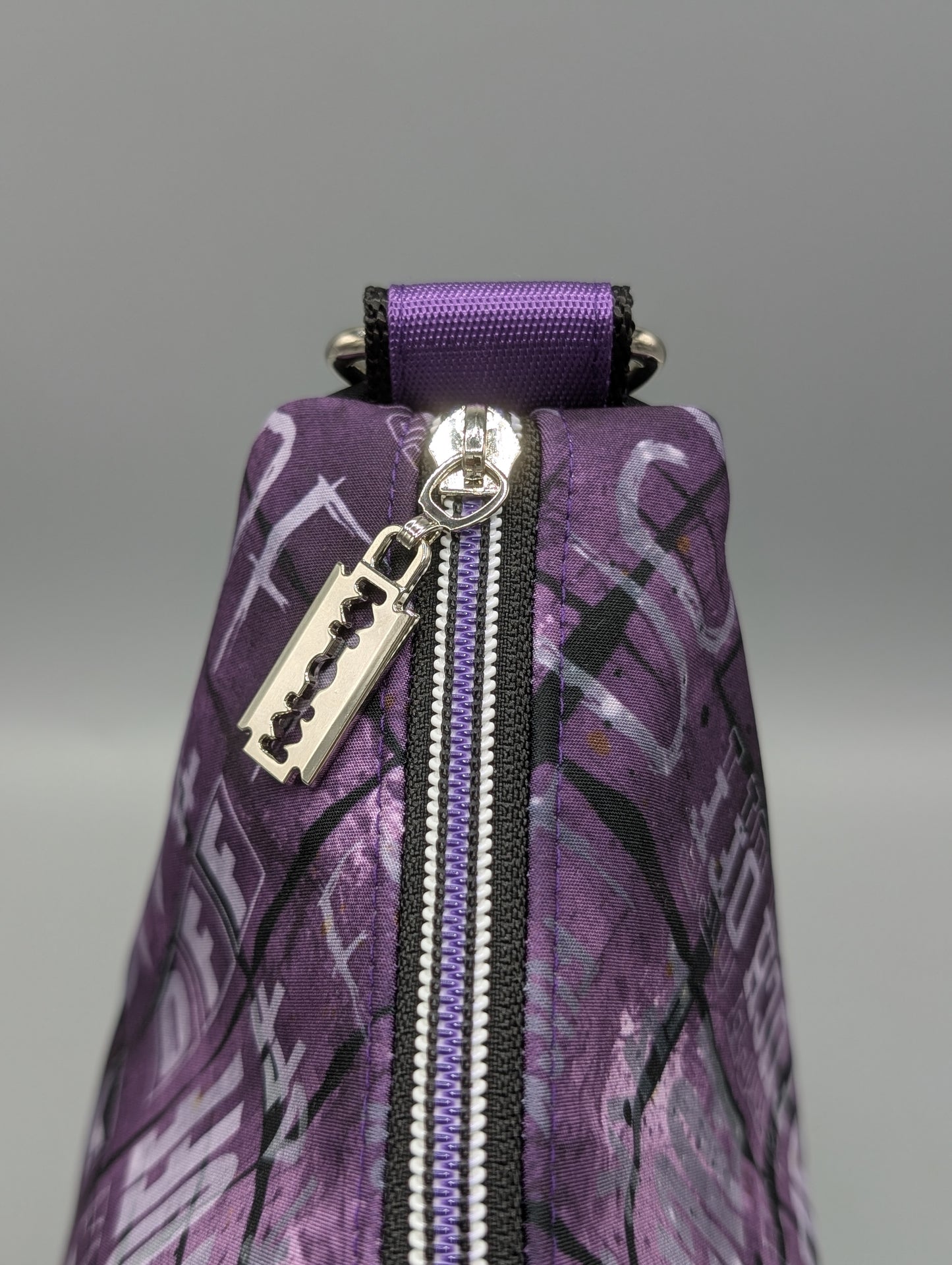 Half-Moon Bag - Lila Statement-Tasche mit Charakter -„Edge & Cord“