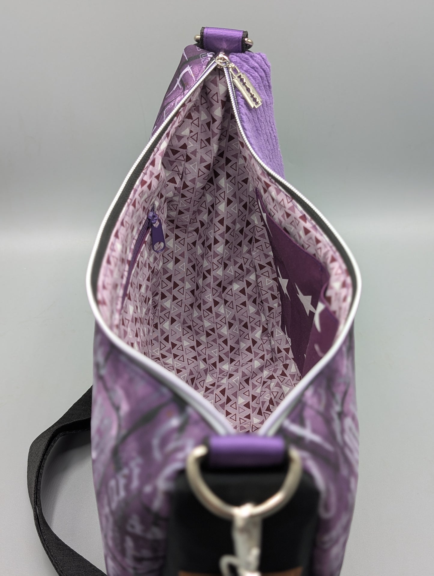 Half-Moon Bag - Lila Statement-Tasche mit Charakter -„Edge & Cord“