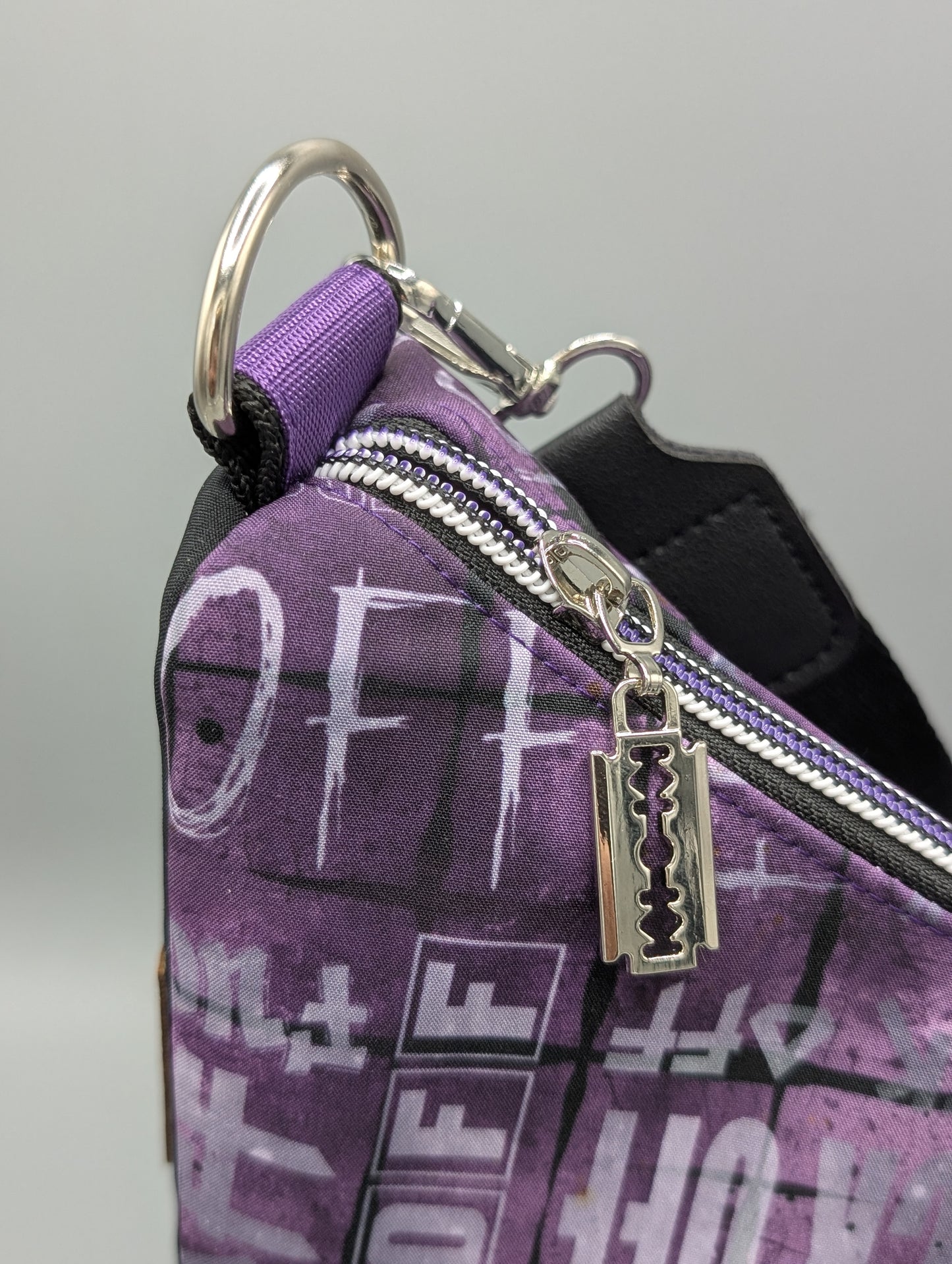 Half-Moon Bag - Lila Statement-Tasche mit Charakter -„Edge & Cord“