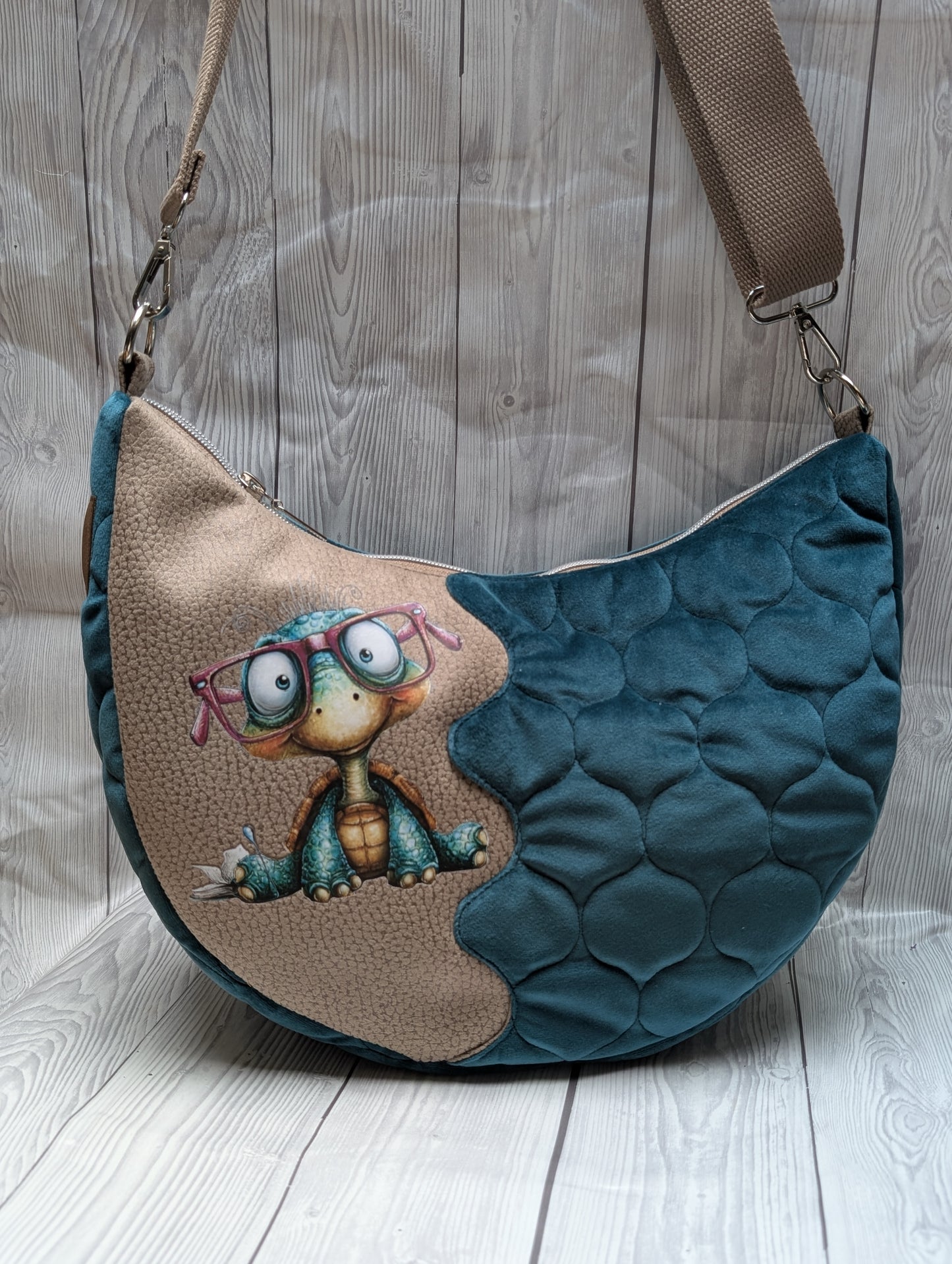 Half-Moon Bag - Petrol/Grün mit Bügelbild Schildkröte