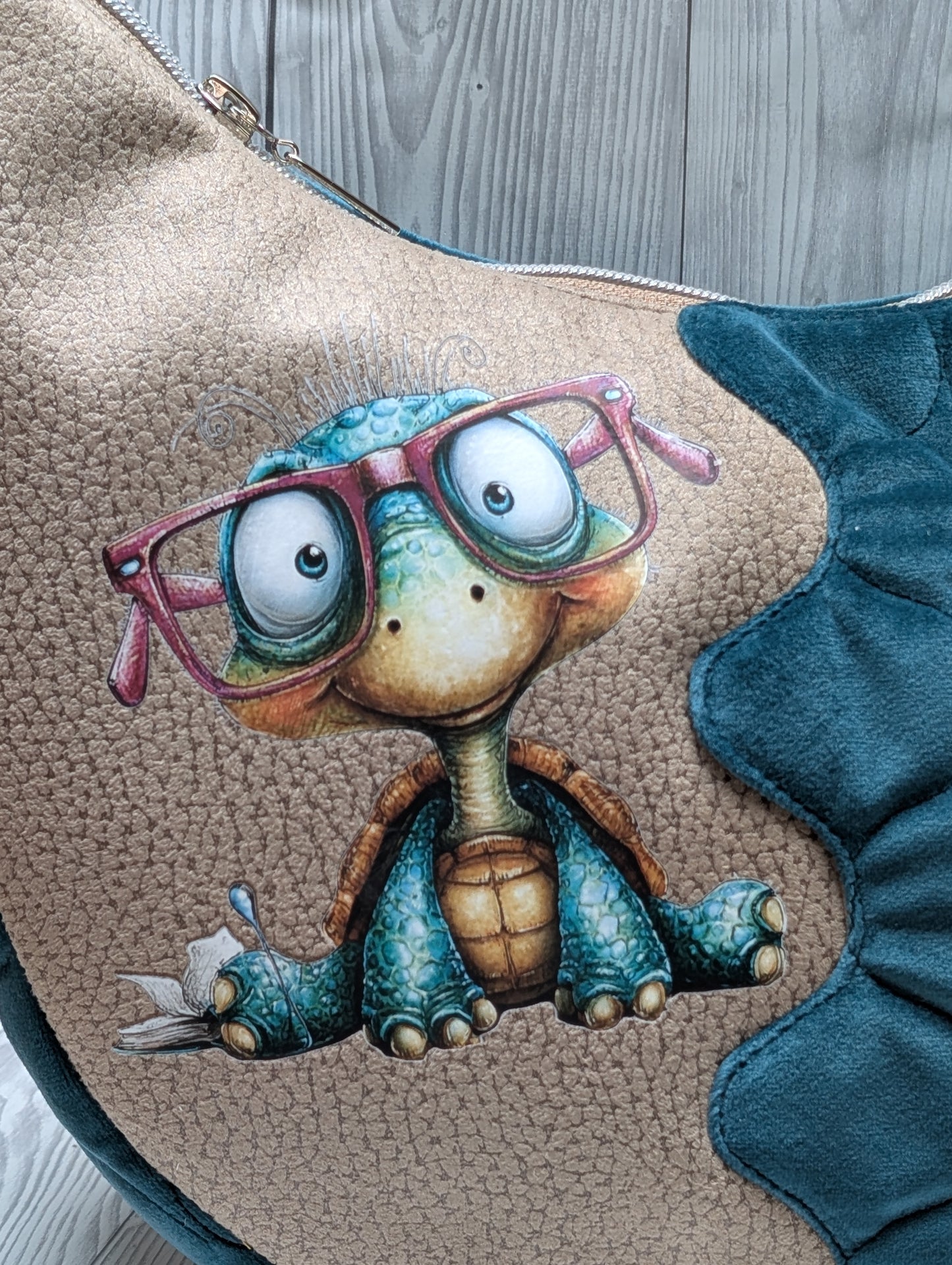 Half-Moon Bag - Petrol/Grün mit Bügelbild Schildkröte