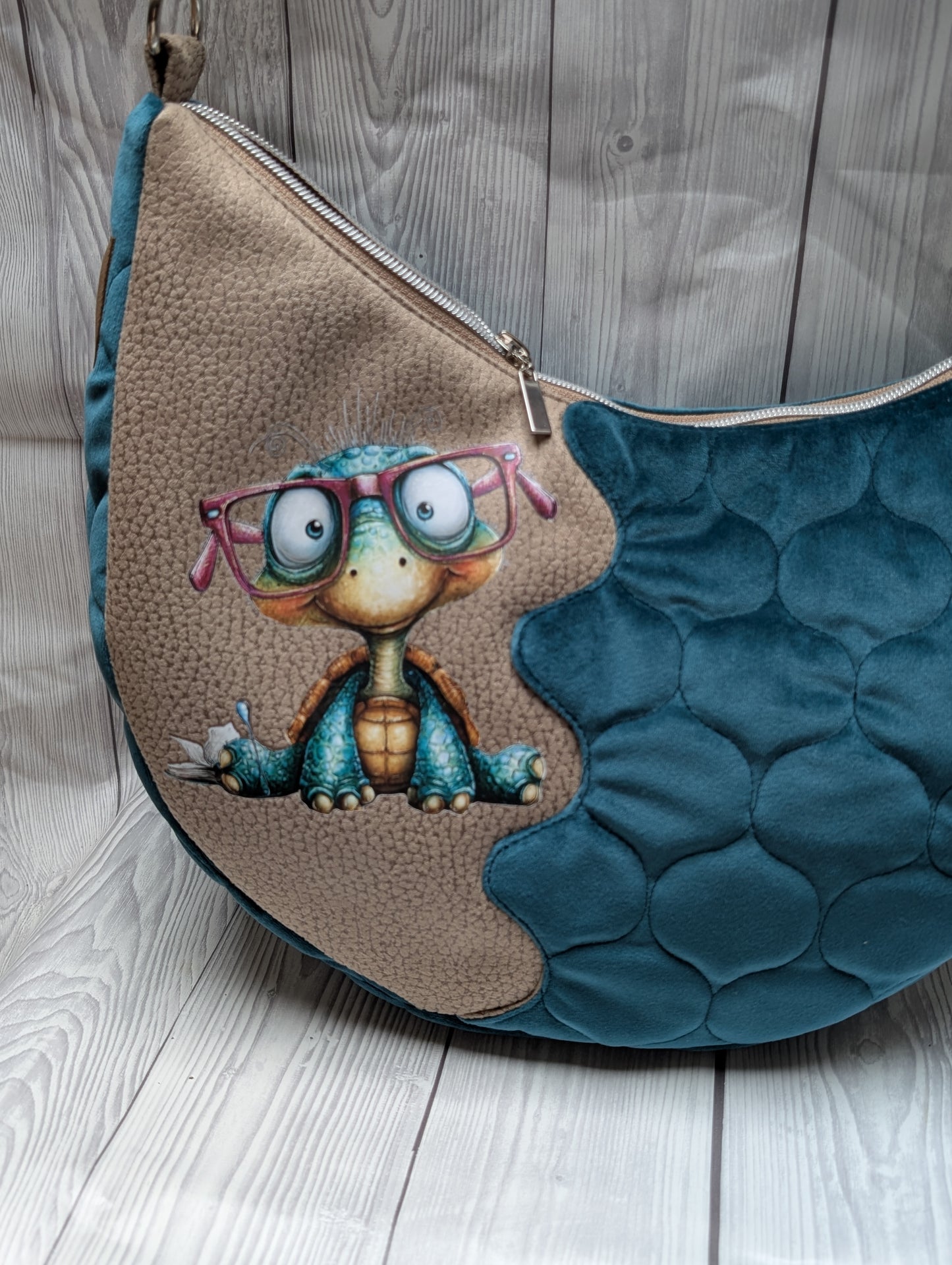 Half-Moon Bag - Petrol/Grün mit Bügelbild Schildkröte