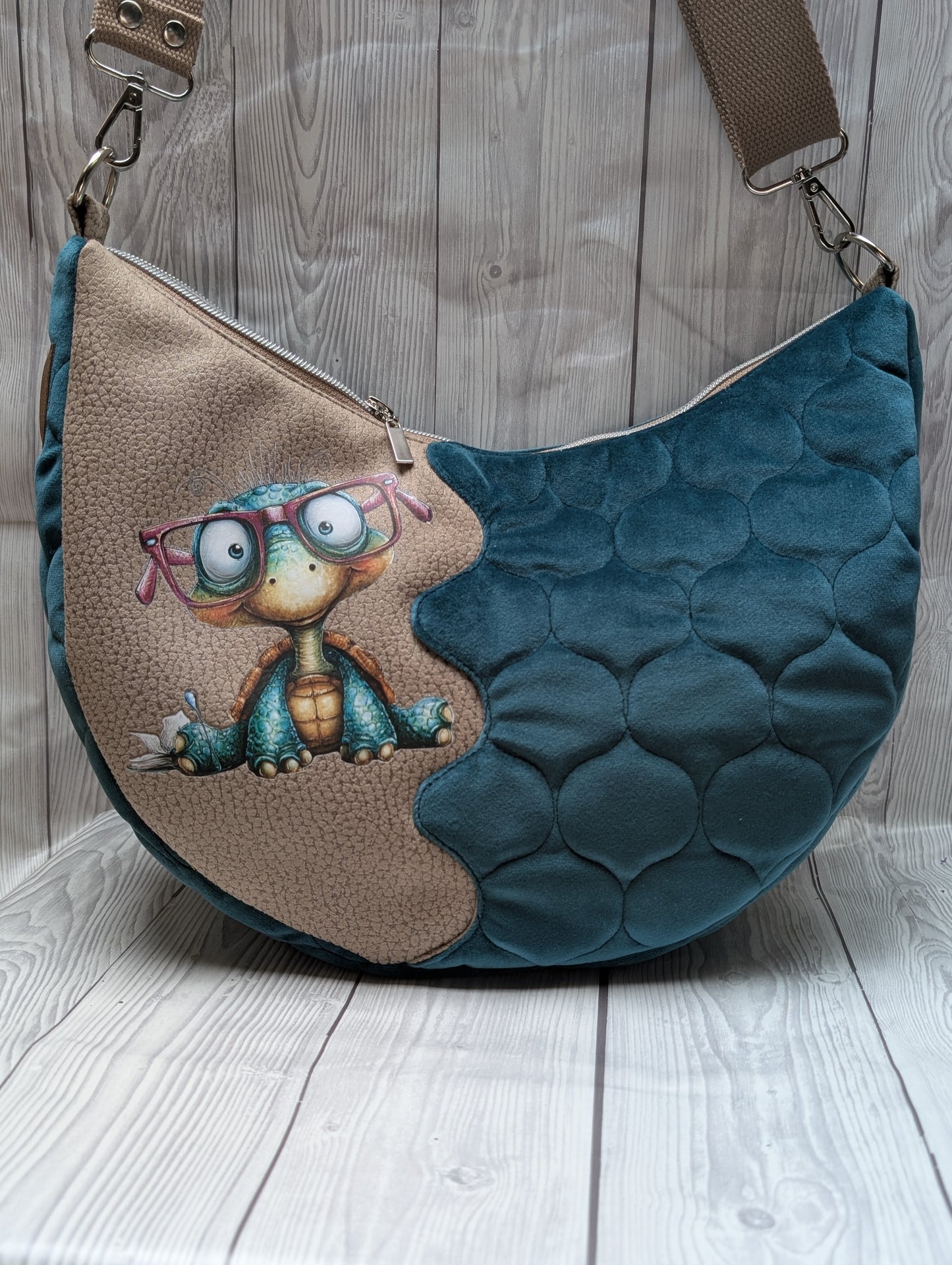 Half-Moon Bag - Petrol/Grün mit Bügelbild Schildkröte