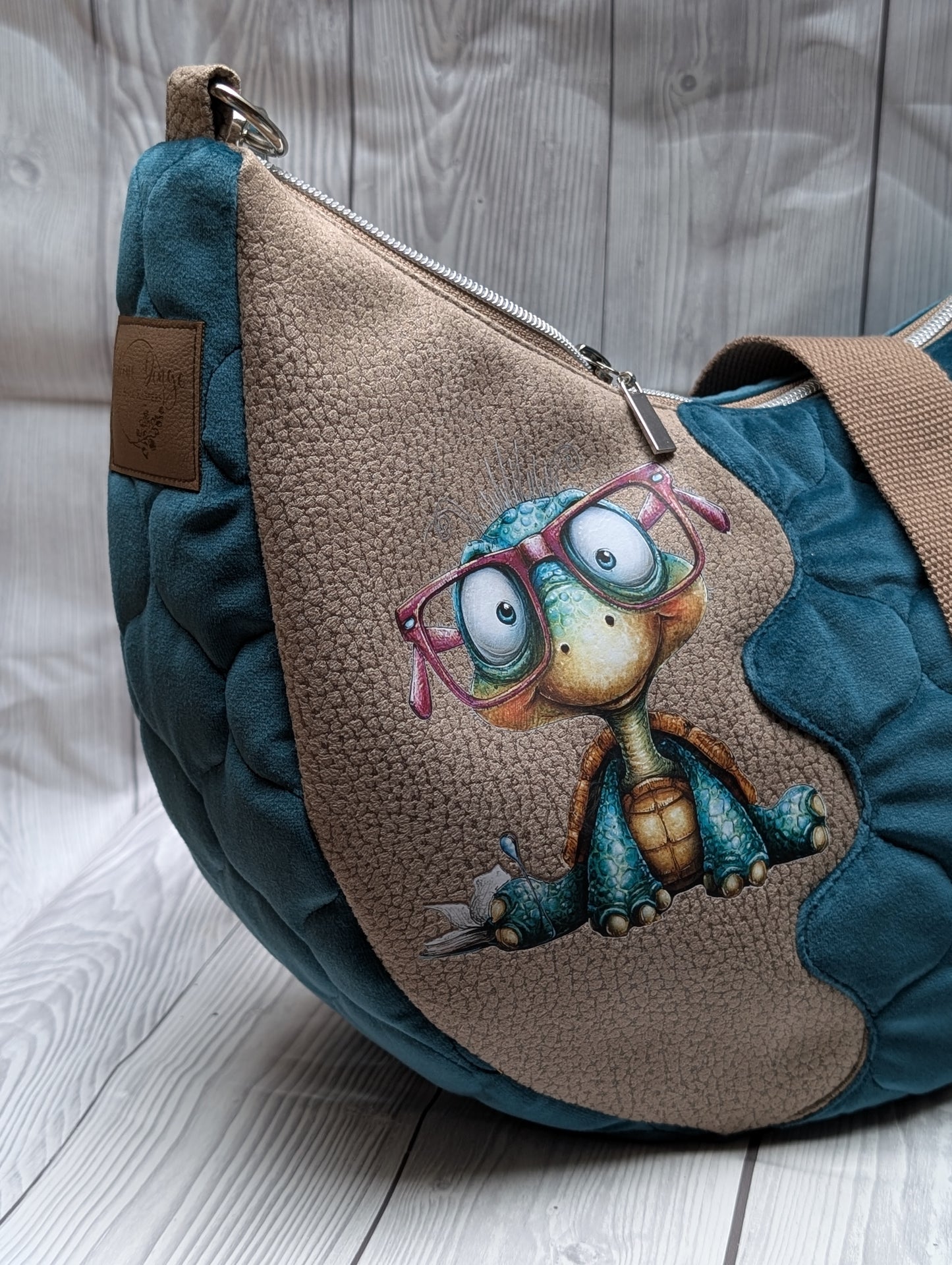Half-Moon Bag - Petrol/Grün mit Bügelbild Schildkröte