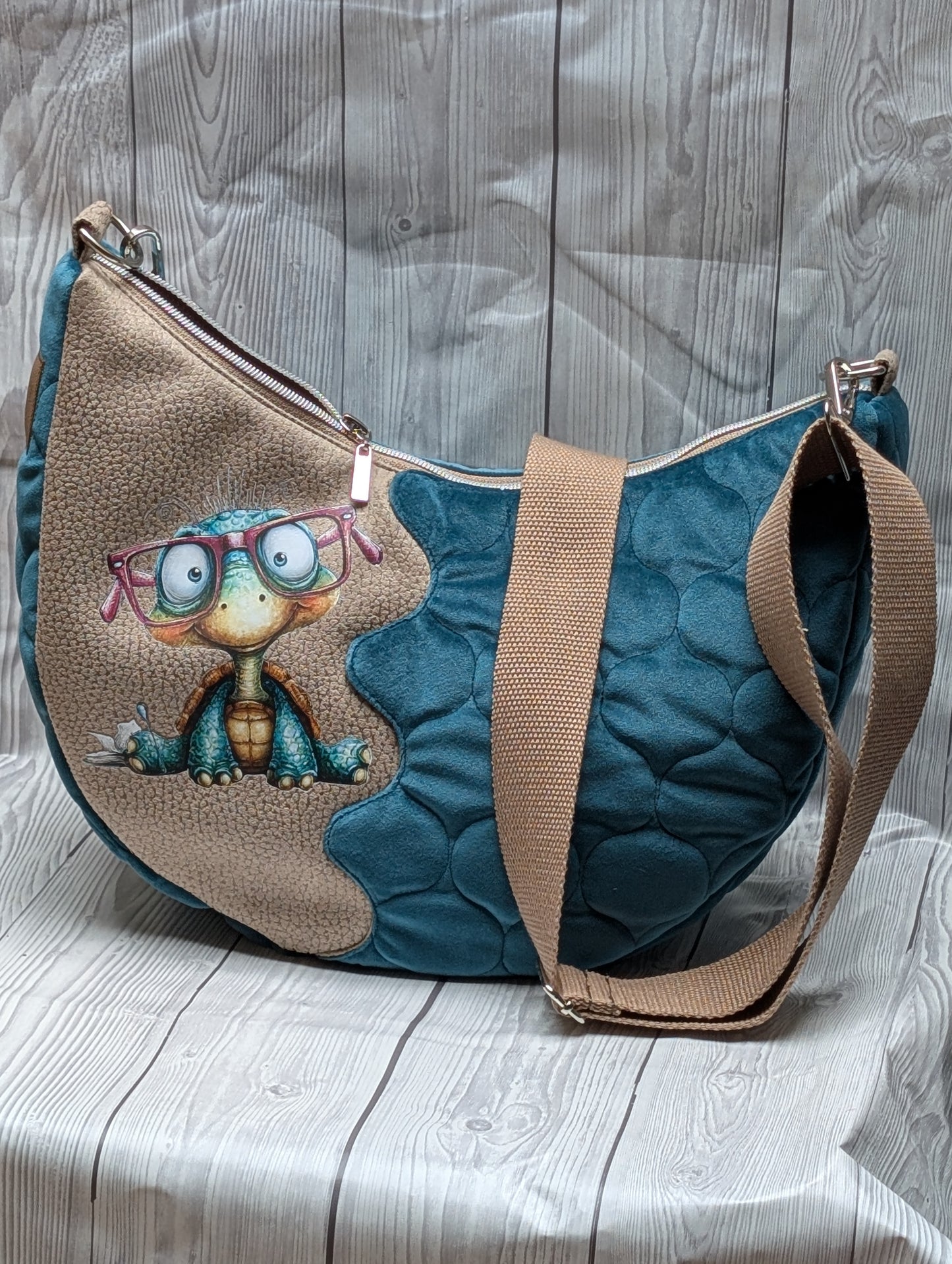 Half-Moon Bag - Petrol/Grün mit Bügelbild Schildkröte