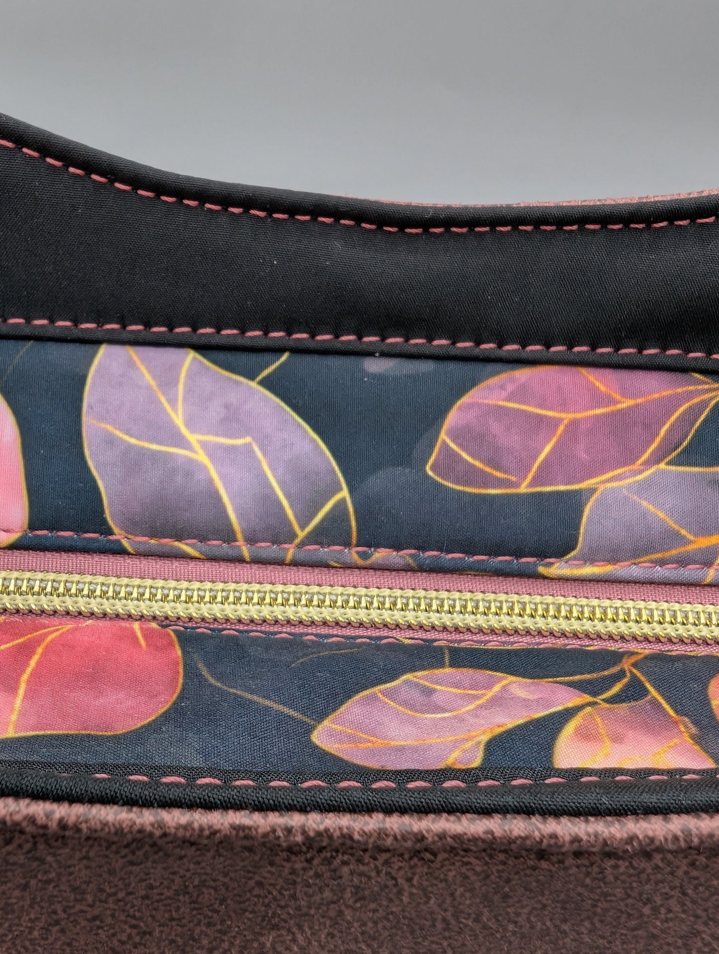 Schultertasche „Rosé Leaves“ – Stilvoll, praktisch & einzigartig