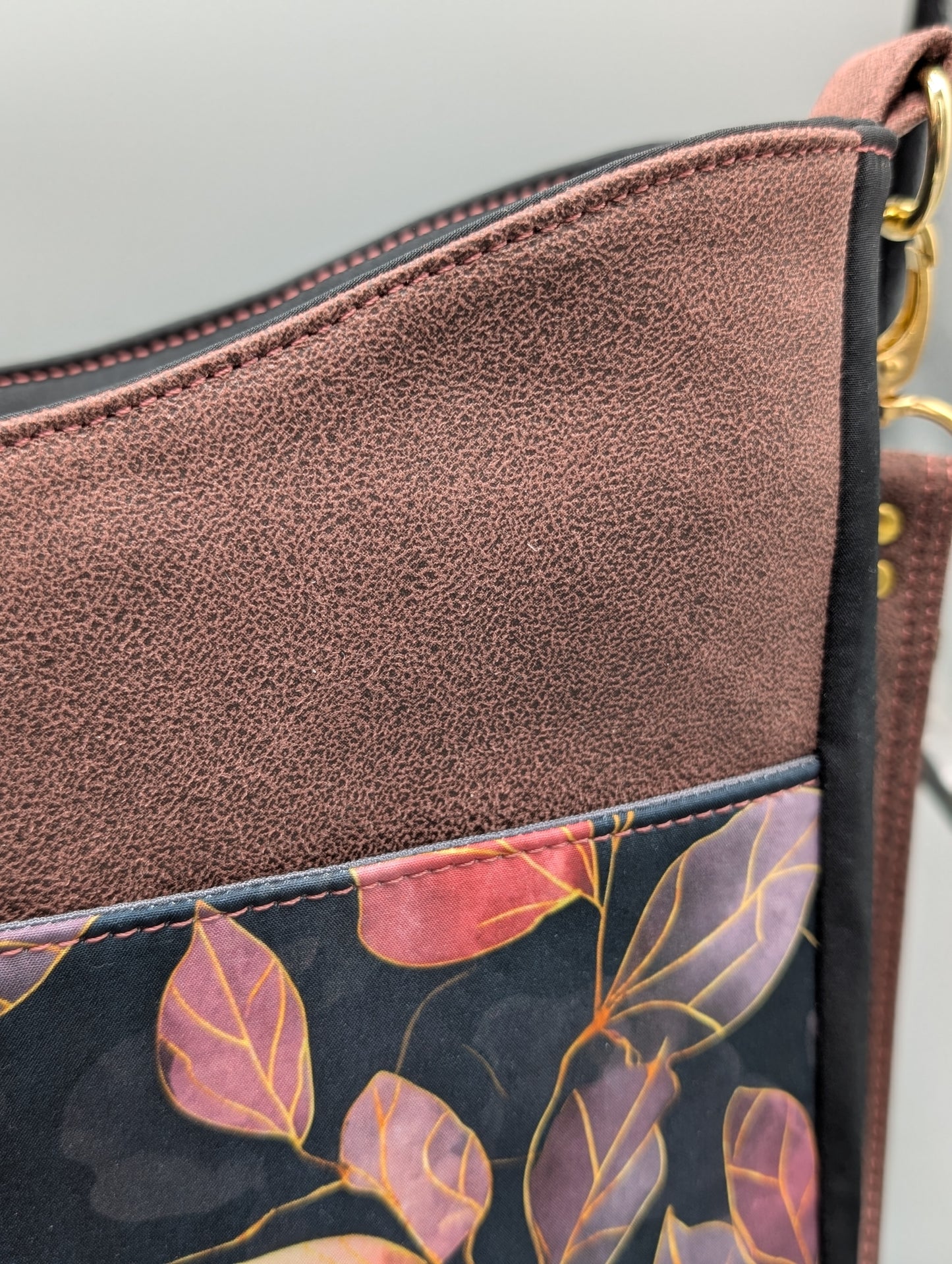 Schultertasche „Rosé Leaves“ – Stilvoll, praktisch & einzigartig