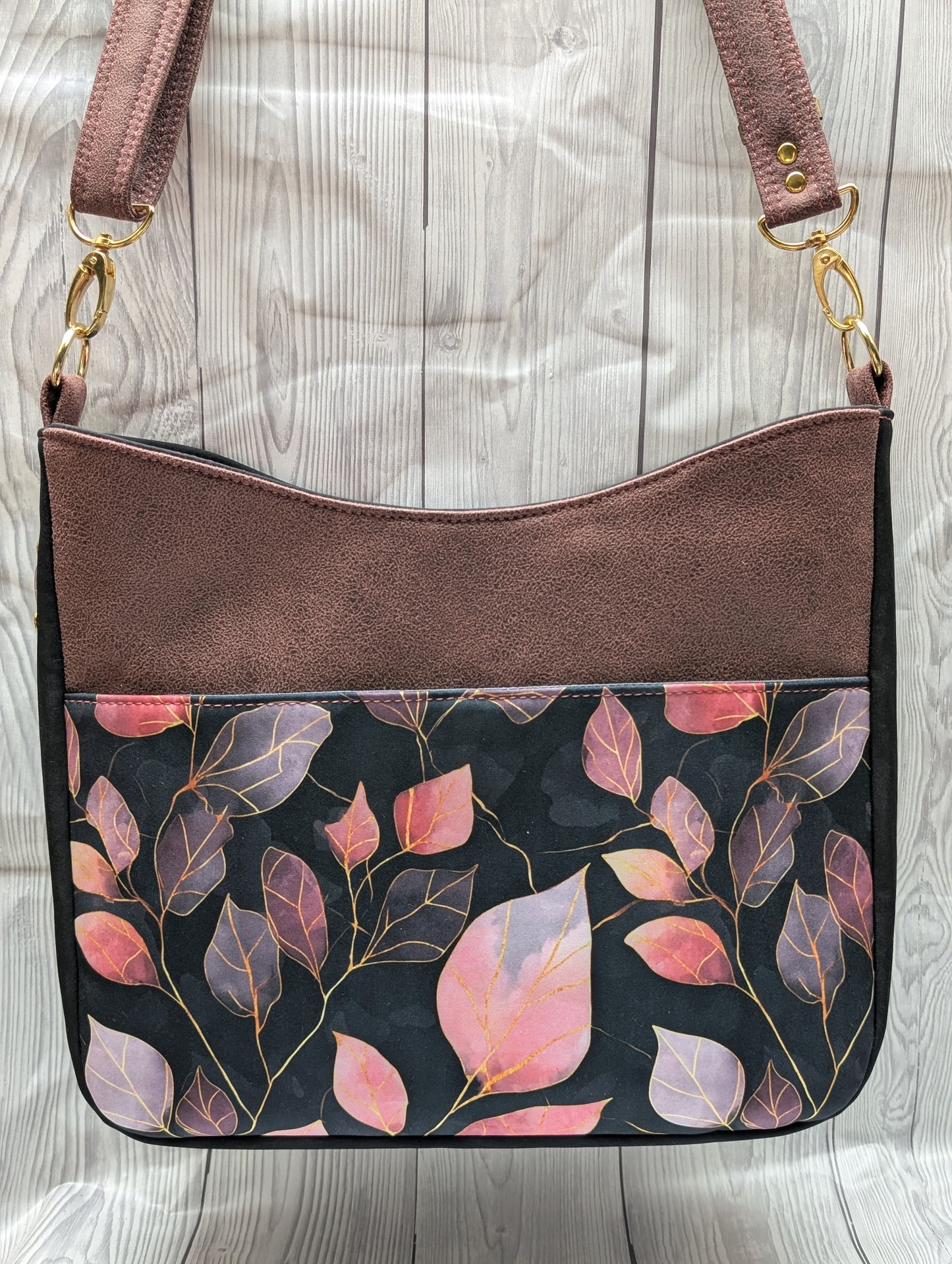Schultertasche „Rosé Leaves“ – Stilvoll, praktisch & einzigartig