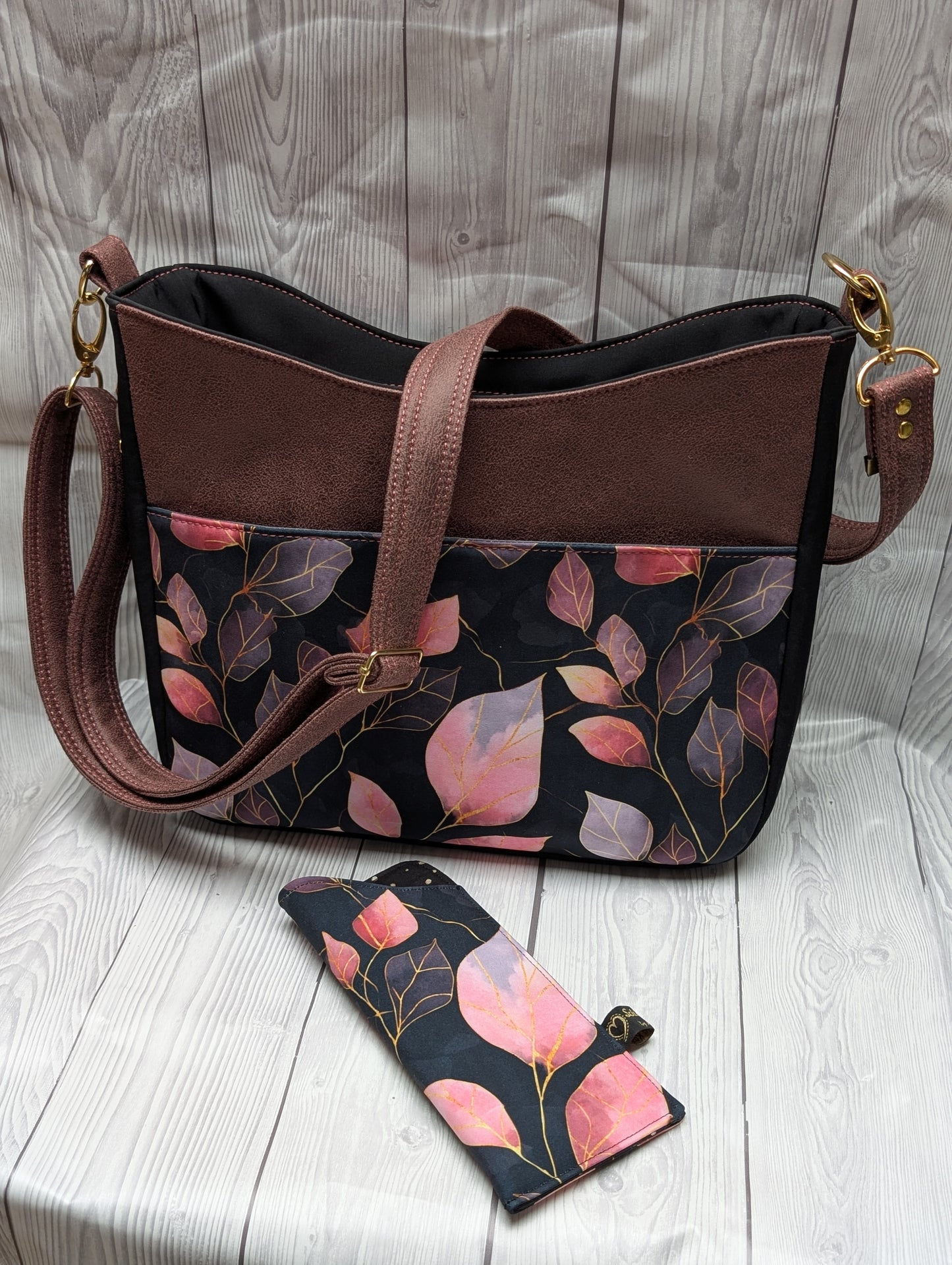 Handgemachtes Brillenetui aus Softshell – weich gepolstert | Blätterdesign in Rosé & Schwarz (passend zur Tasche im Blätterdesign)
