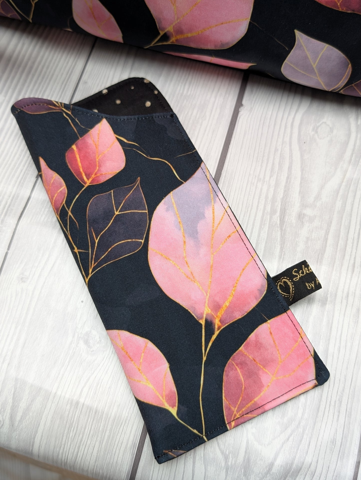 Handgemachtes Brillenetui aus Softshell – weich gepolstert | Blätterdesign in Rosé & Schwarz (passend zur Tasche im Blätterdesign)