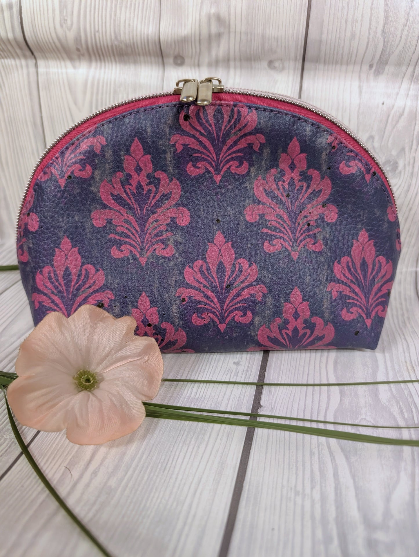 Handgefertigte Kosmetiktasche im Vintage-Damast-Design – Stilvoll, geräumig & einzigartig (20 × 13 × 8 cm)